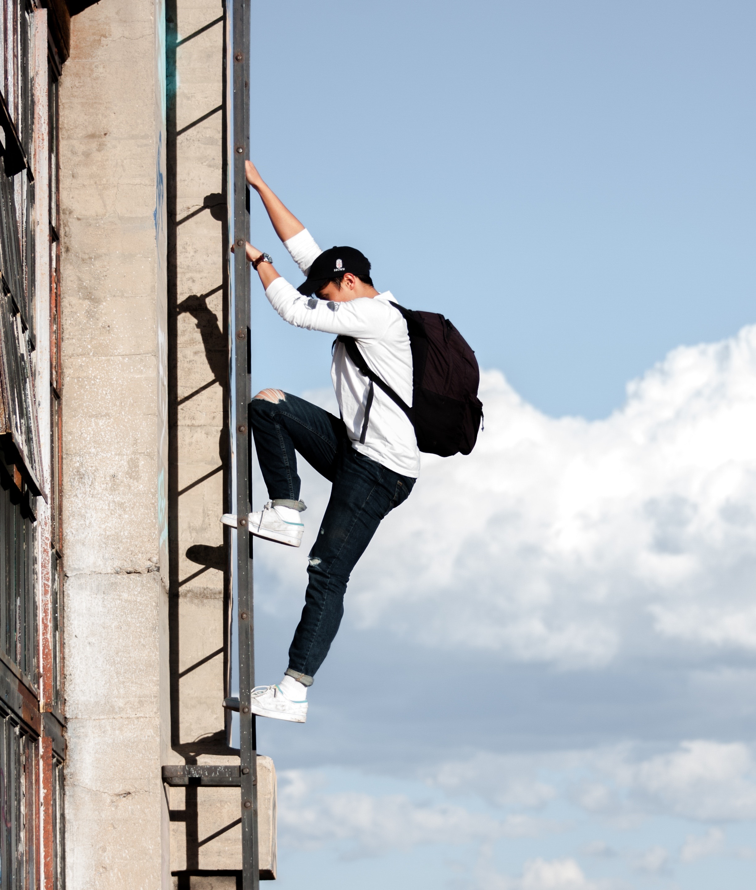 Забраться. Ladder man. Climbing Ladder. Man Climbing Ladder. Man Climb Ladder.