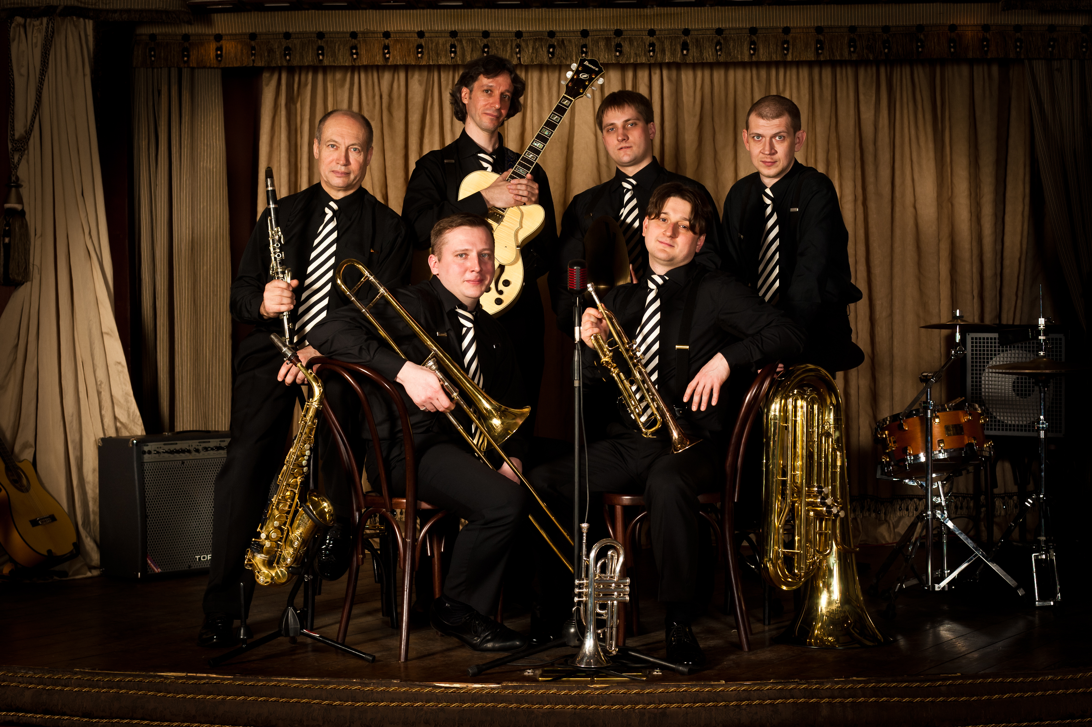 Музыкальный коллектив. Группа the times band. Коллектив «rich band». Кавер группа на сцене. Ансамбль бэнд.