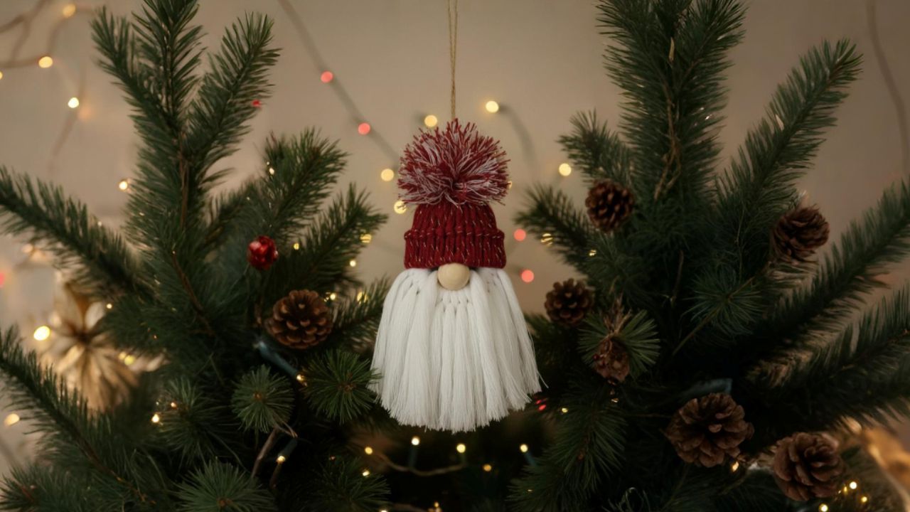 Мастер-класс новогоднего украшения "Гномик из макраме"