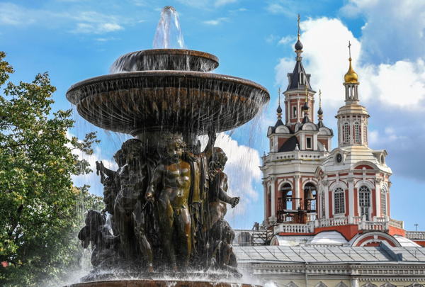 Брызги фонтанов, архитектура и итальянское мороженое