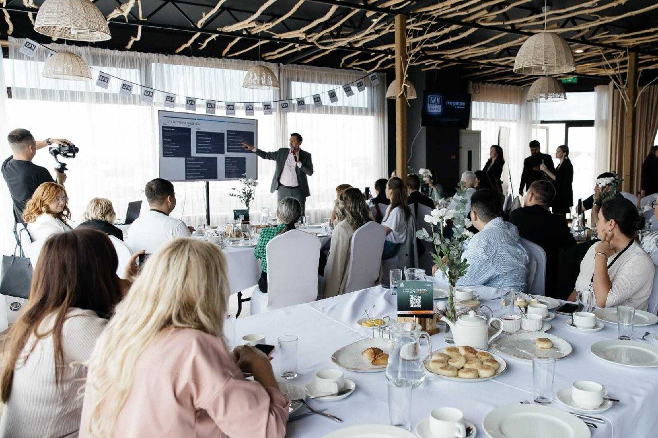 БИЗНЕС-ЗАВТРАК В ДЕЛОВОМ ДОМЕ «МОХОВАЯ» ЗАКРЫТАЯ СТРАТЕГИЧЕСКАЯ ВСТРЕЧА И НЕТВОРКИНГ В СФЕРЕ СТРОИТЕЛЬСТВА