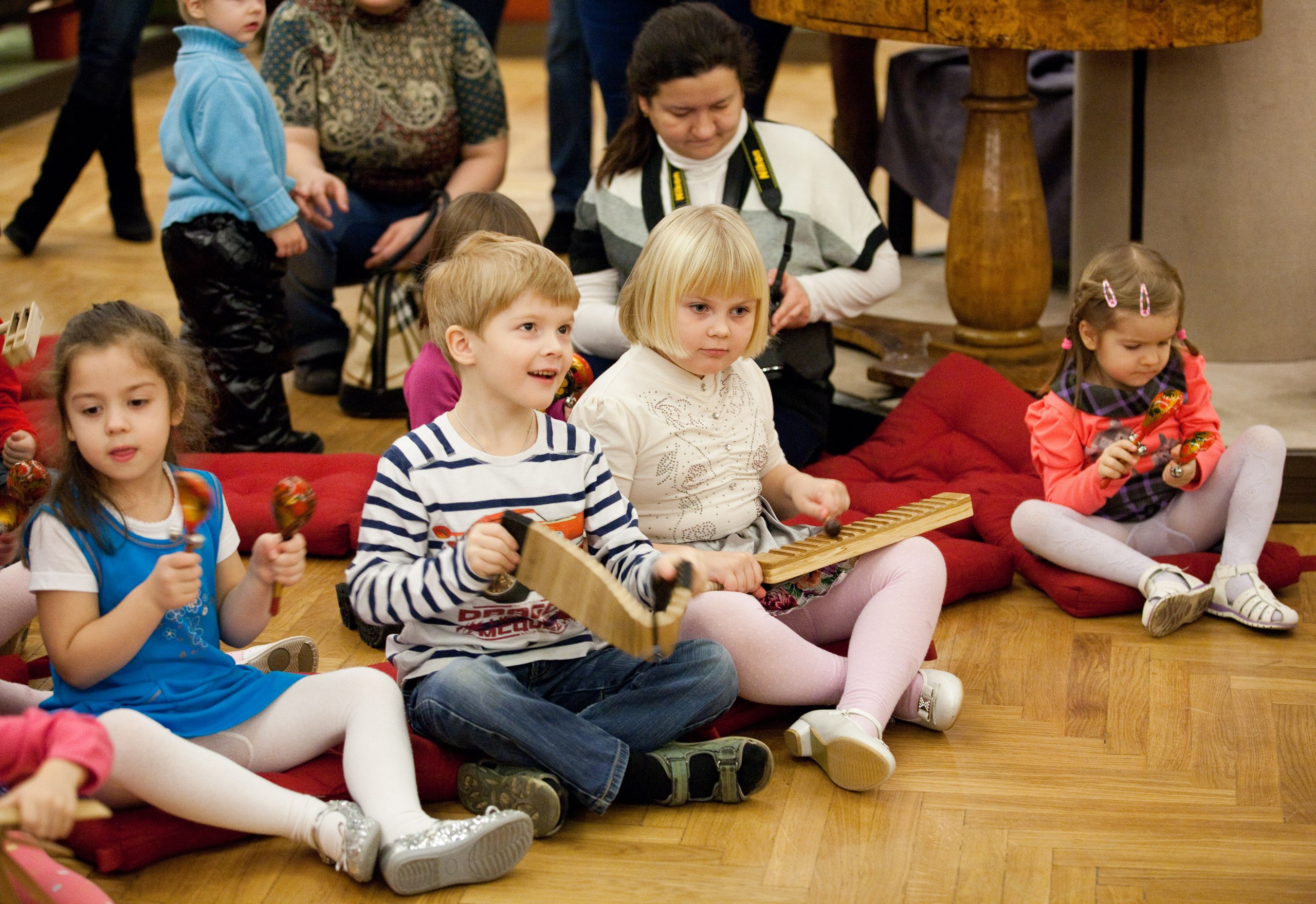 Музыкальная жизнь дети. Музыкальное занятие в садике. Дети на музыкальном занятии. Музыкальные занятия для малышей. Дети в детском саду.