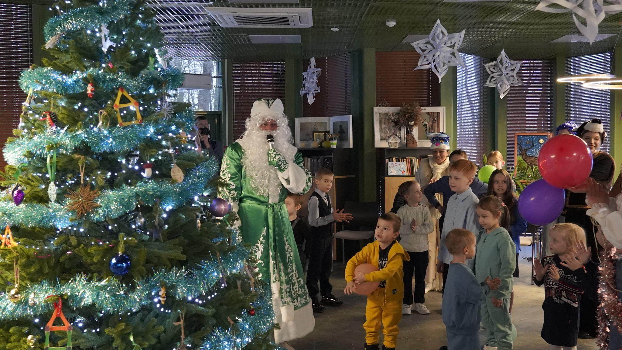 Новогодняя елка в центре "Экоториум"