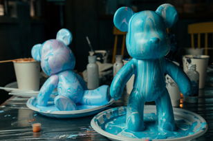 Роспись мишки Bearbricks в технике флюид-арт
