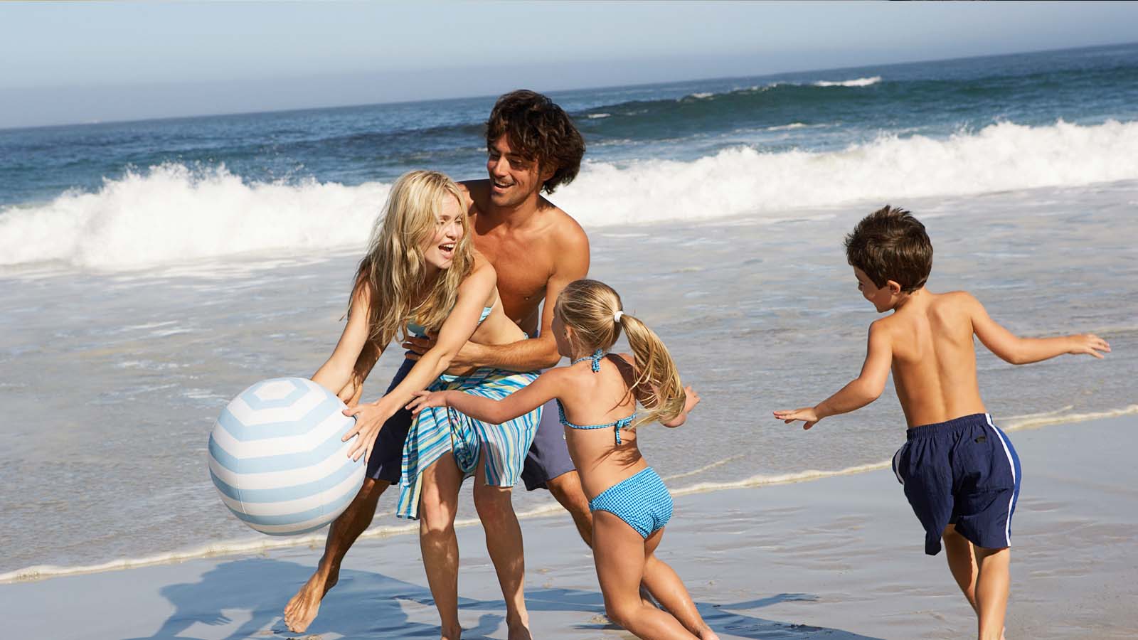 родители и дети на нудистском пляже