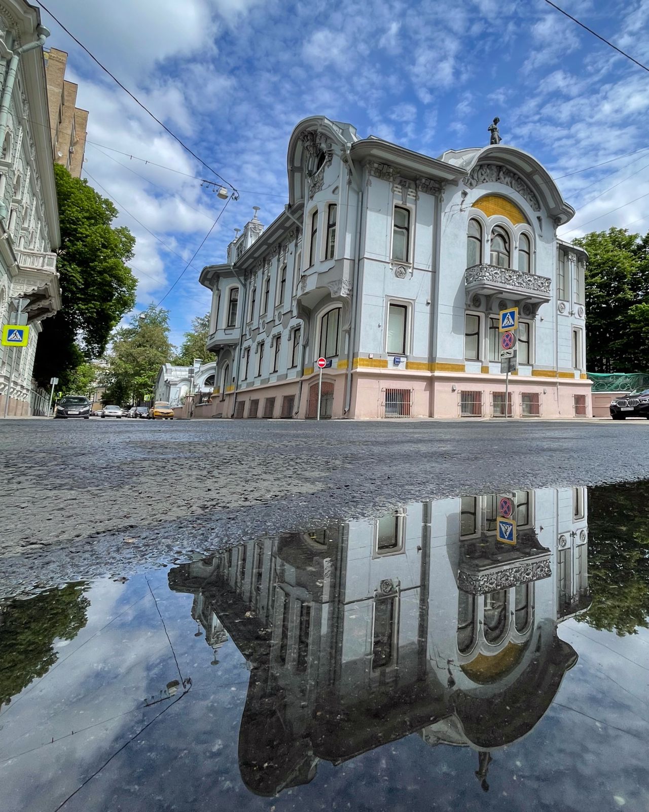 Поварская улица. Поварская улица Москва. Красивые дома. Поварская улица фото. Москва Весенняя улица поварская.