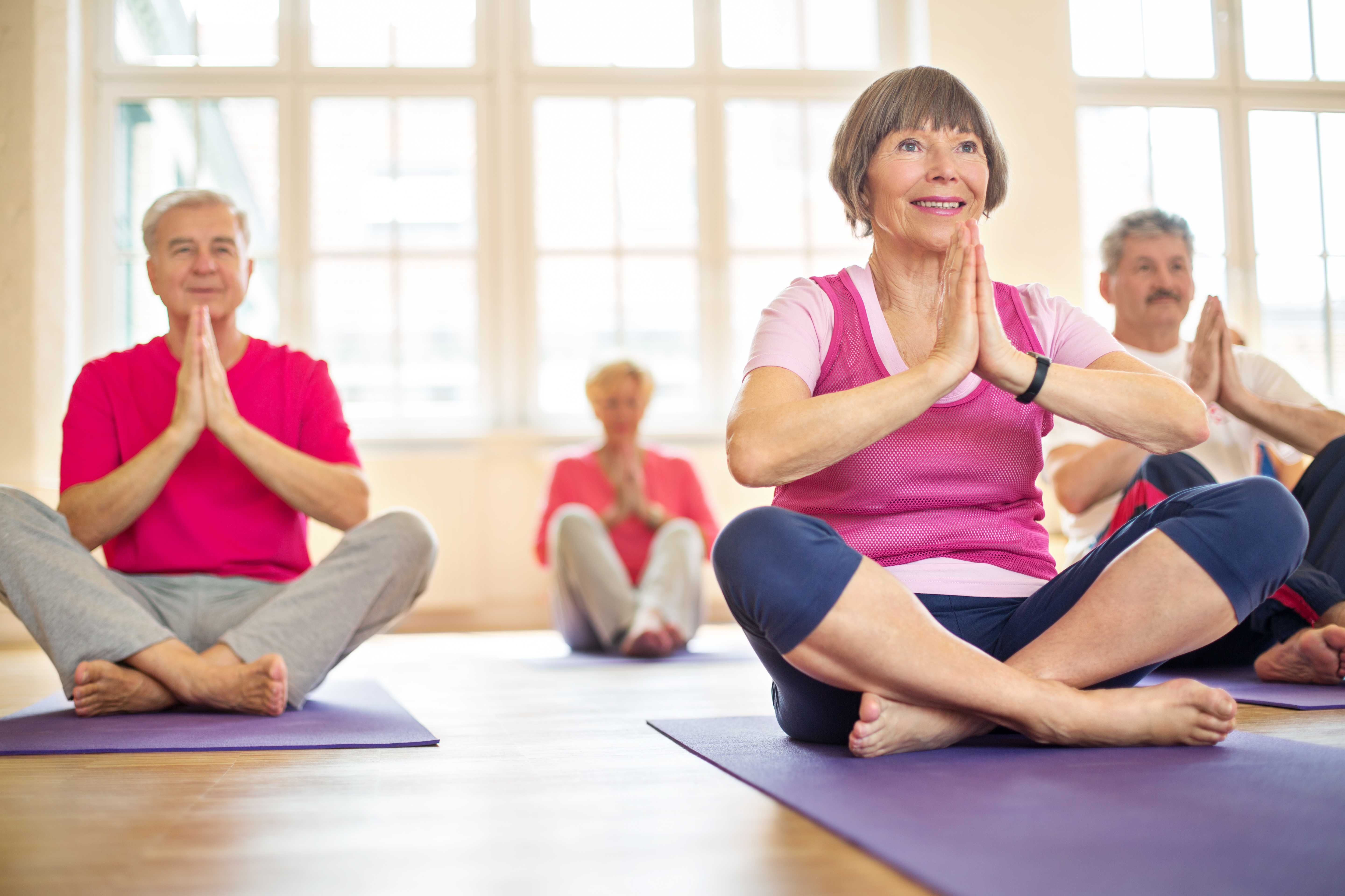 Поведение долголетие. Физкультура для пожилых. Йога для пожилых. Физкультура для пенсионеров. ЛФК для пожилых упражнения.