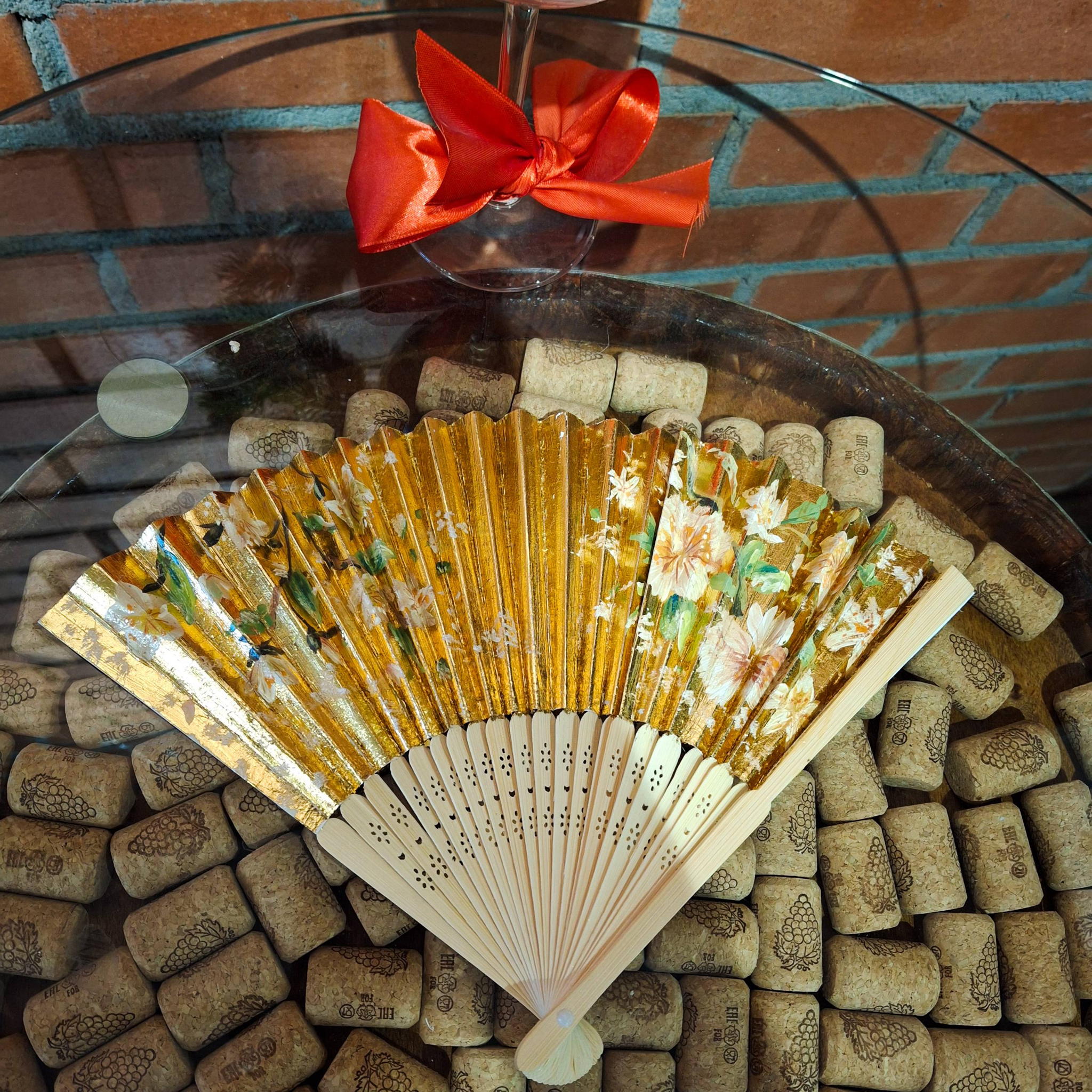 Увлекательный мастер-класс по росписи веера  в рамках выставки "Маскарад "