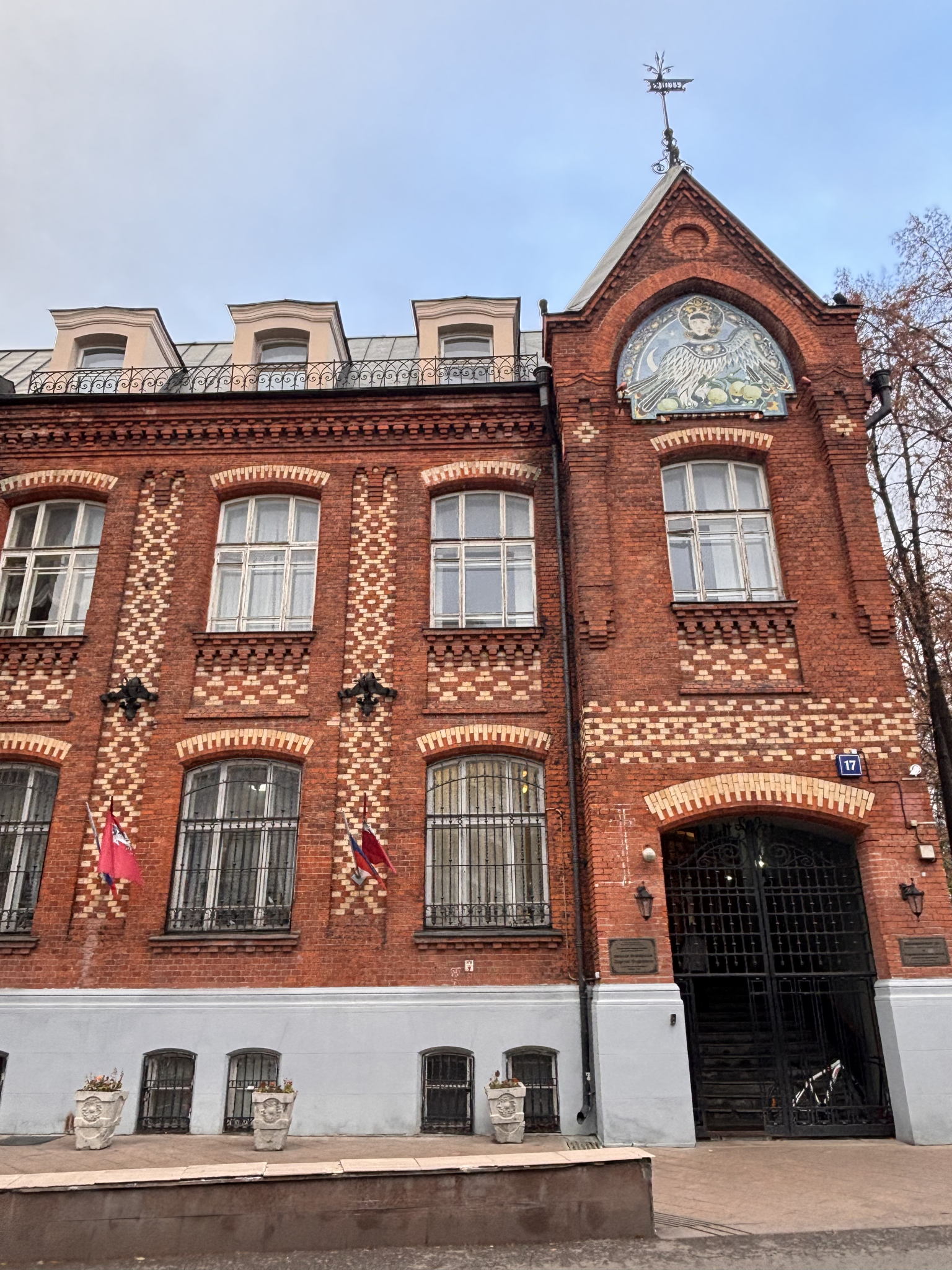 Акварельный замок: от приюта для сирот к обители искусства (с посещением выставки Сергея Андрияки «Волшебство акварели»)