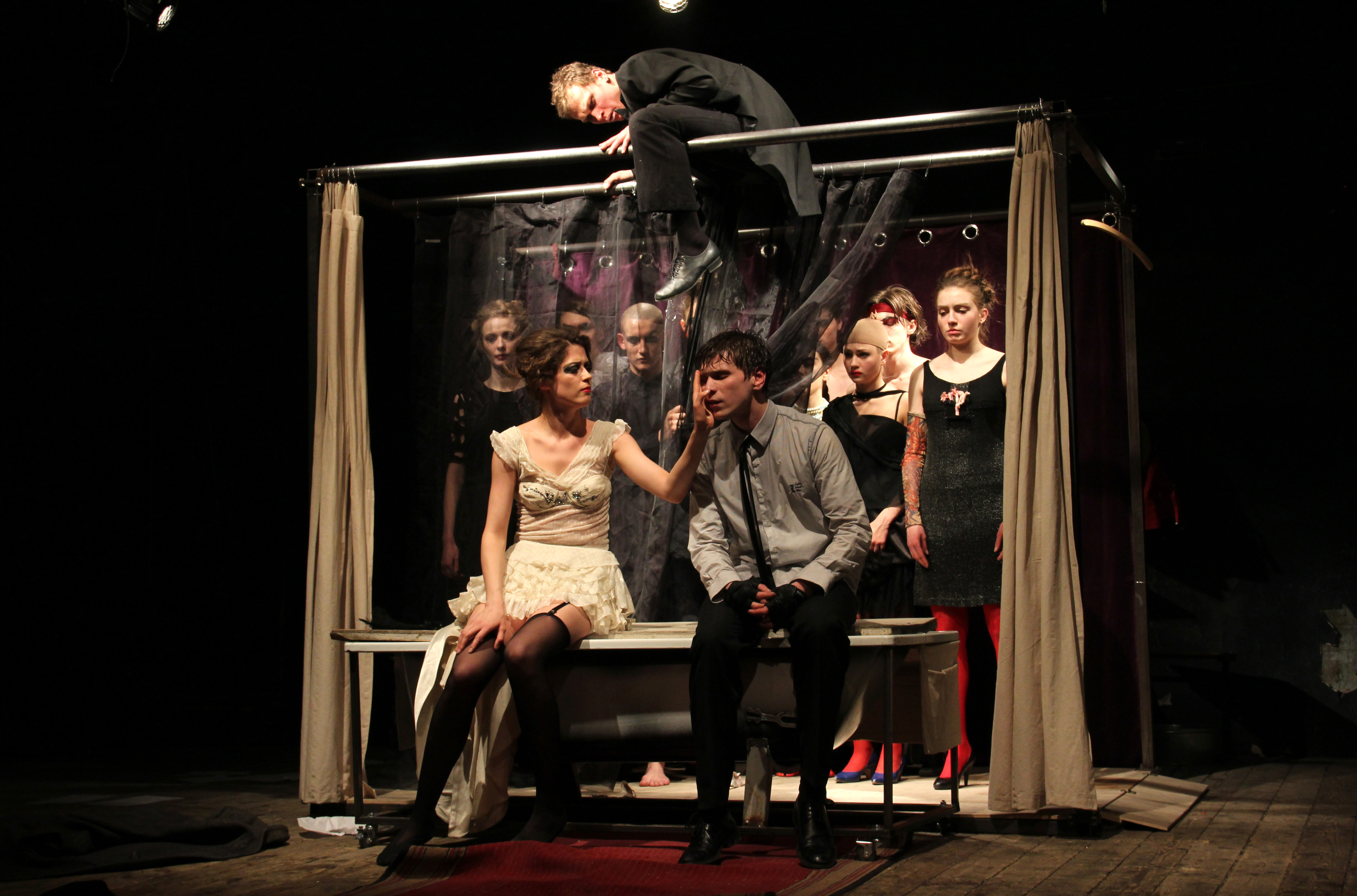 Зойкина квартира спектакль смоленск. Сцена из спектакля. Смоленский камерный театр. Зойкина квартира нижний новгород. Урсуляк в спектакле кабаре.