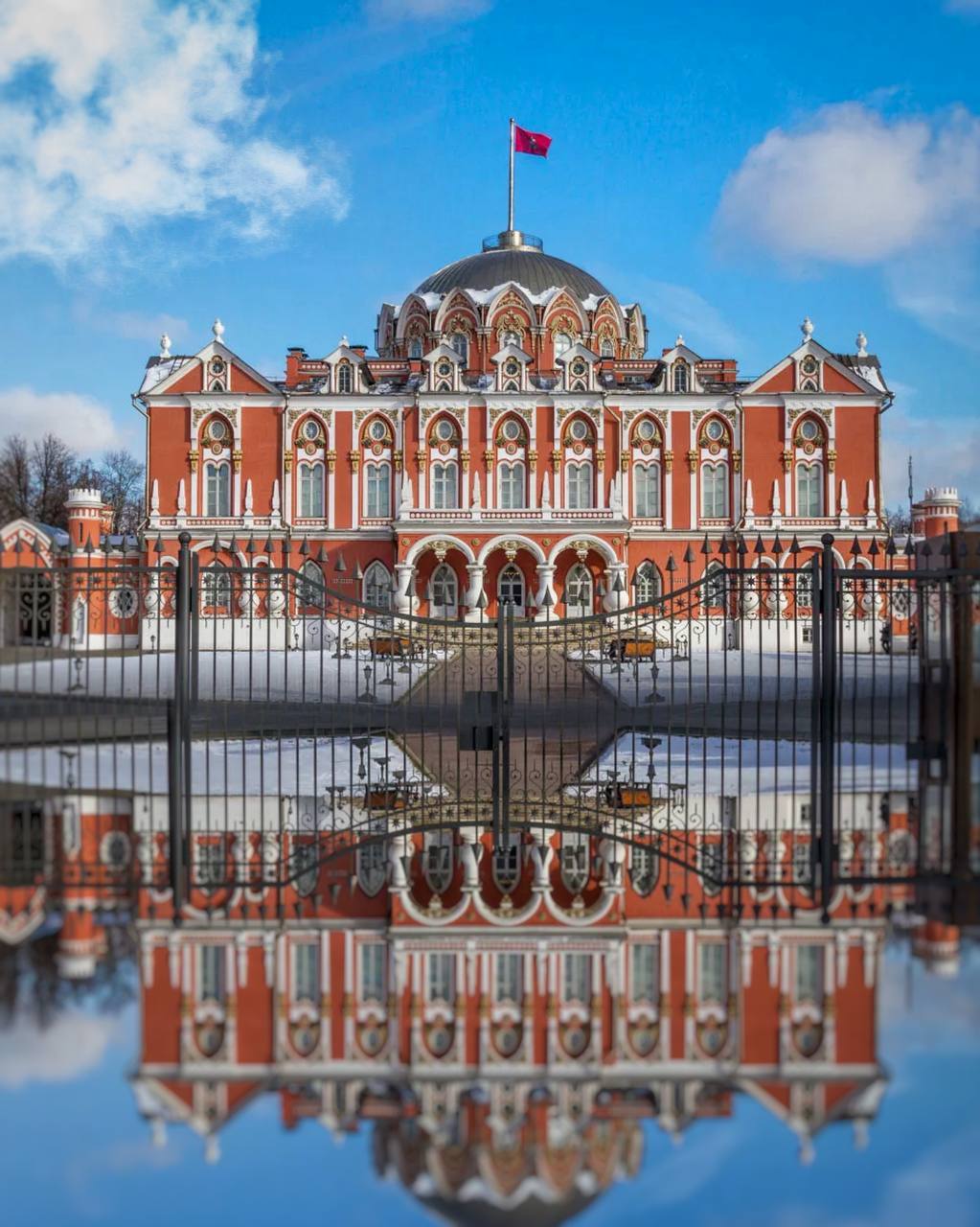 ПЕТРОВСКИЙ ПУТЕВОЙ ДВОРЕЦ И РОСКОШНАЯ ВЫСТАВКА ЮВЕЛИРНОГО ИСКУССТВА
