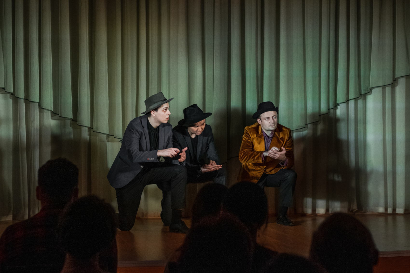 Спектакль "И вроде бы все летят!"