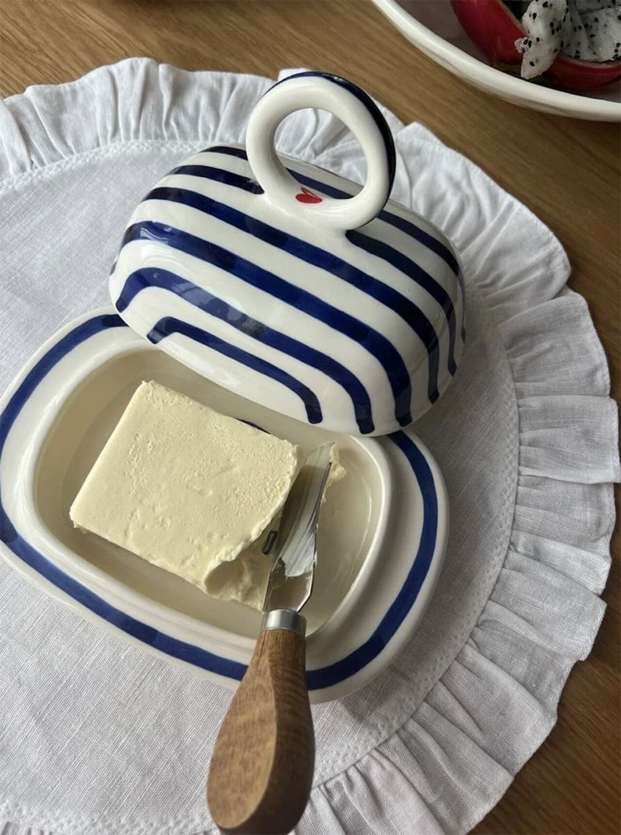 «Создаём уют: маслёнка в технике ручной лепки»