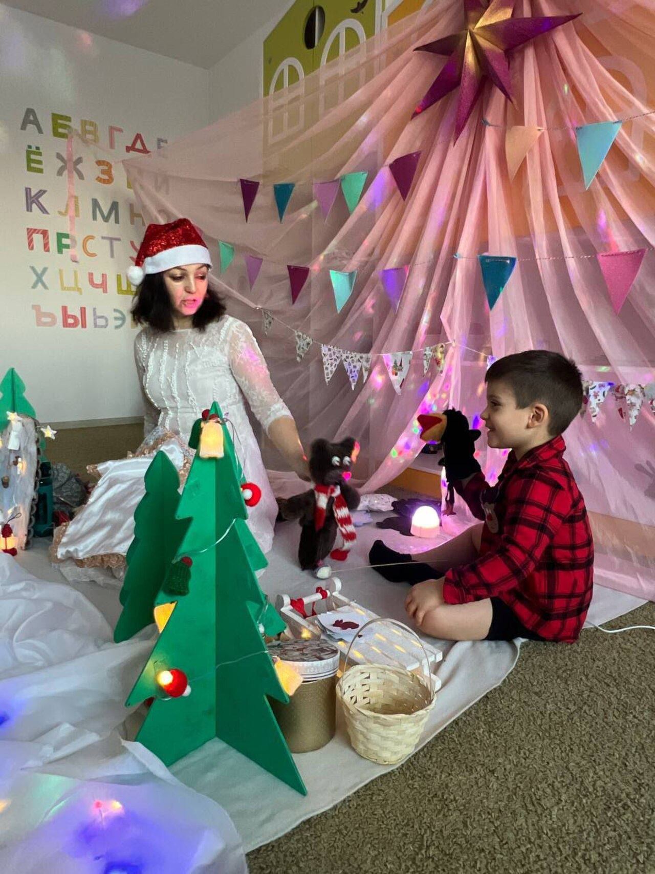 Новогодний утренник с Дедом Морозом, сказочным спектаклем и подарком