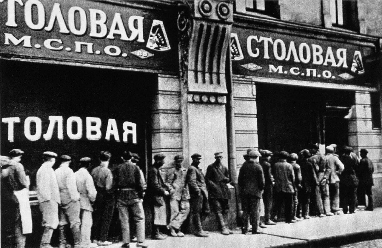 1929 год был назван годом. Советские столовые. Очередь в магазин СССР. Очередь в столовой СССР. Очередь на СТО.