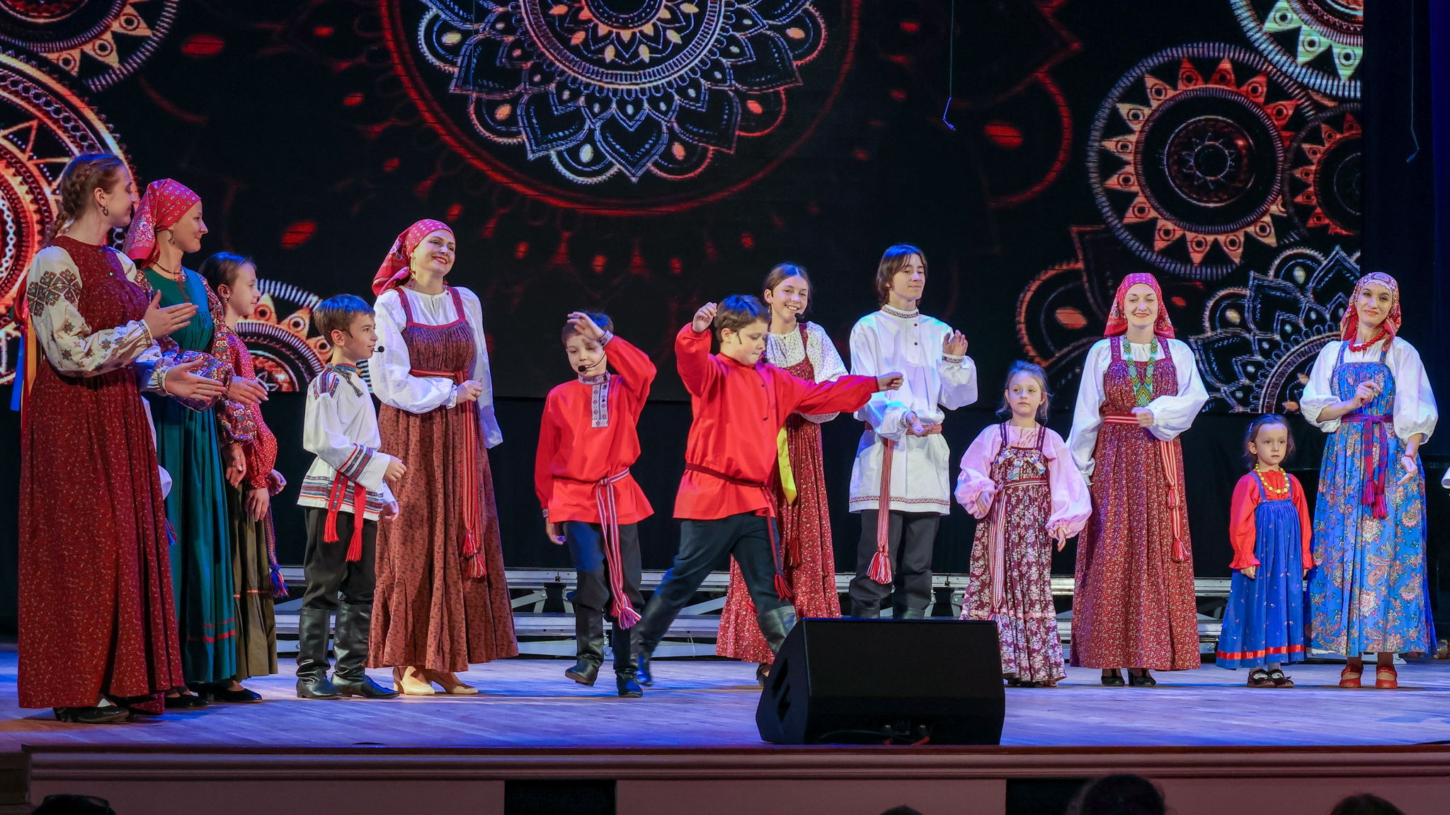 Занятие в семейном фольклорном ансамбле