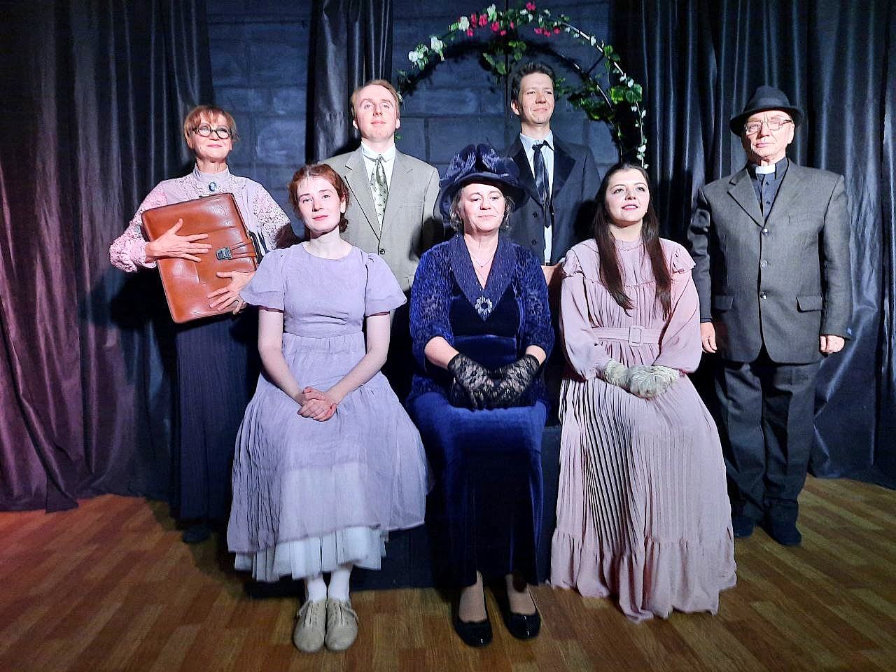 Спектакль по пьесе Оскара Уайльда "Как важно быть серьезным"