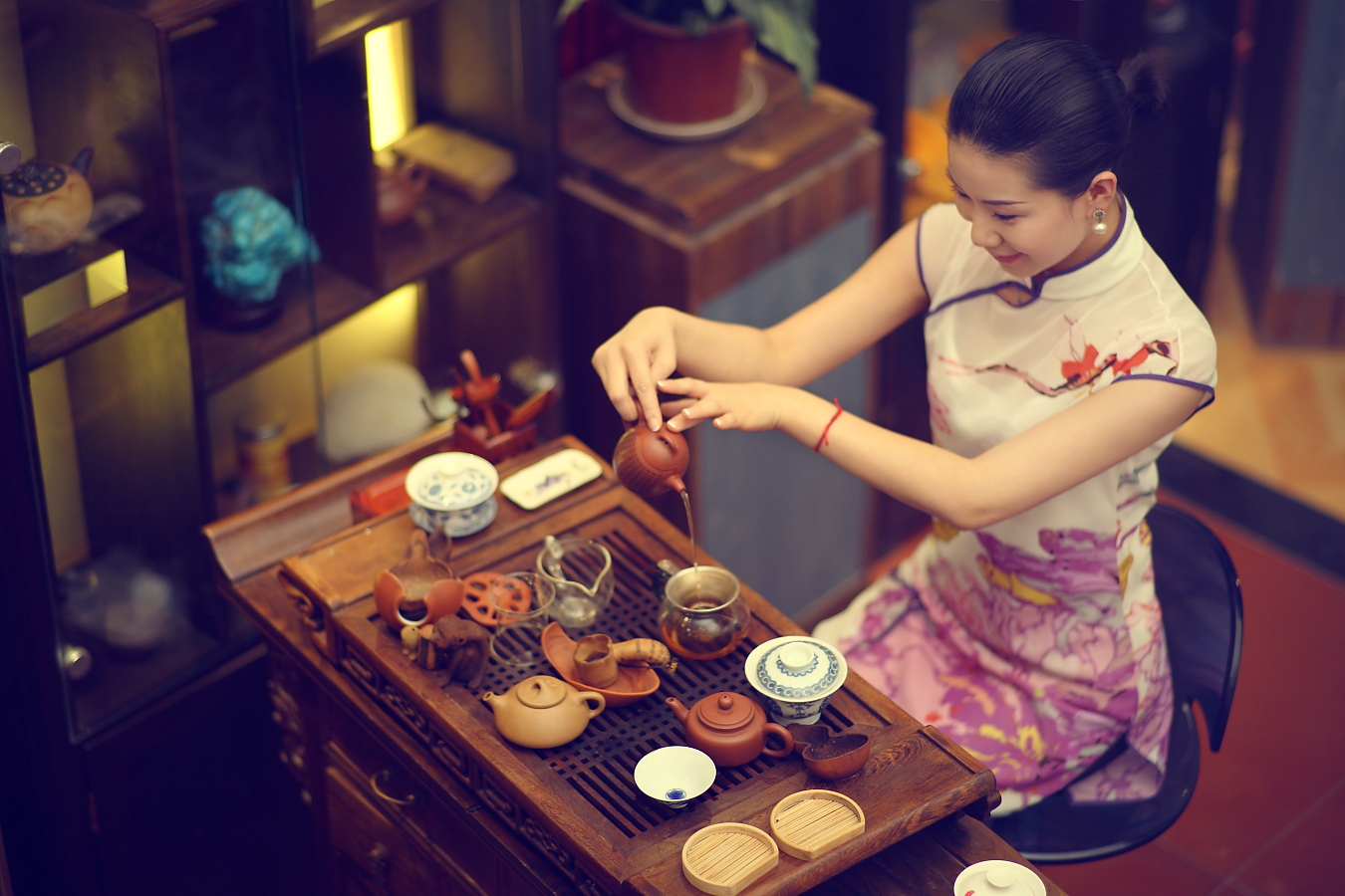 Суть чайной церемонии. Китайская чайная церемония гунфу ча. Чайные традиции Китая гунфу ча. Гунфу ча церемония. Традиции Китая чайный ритуал.
