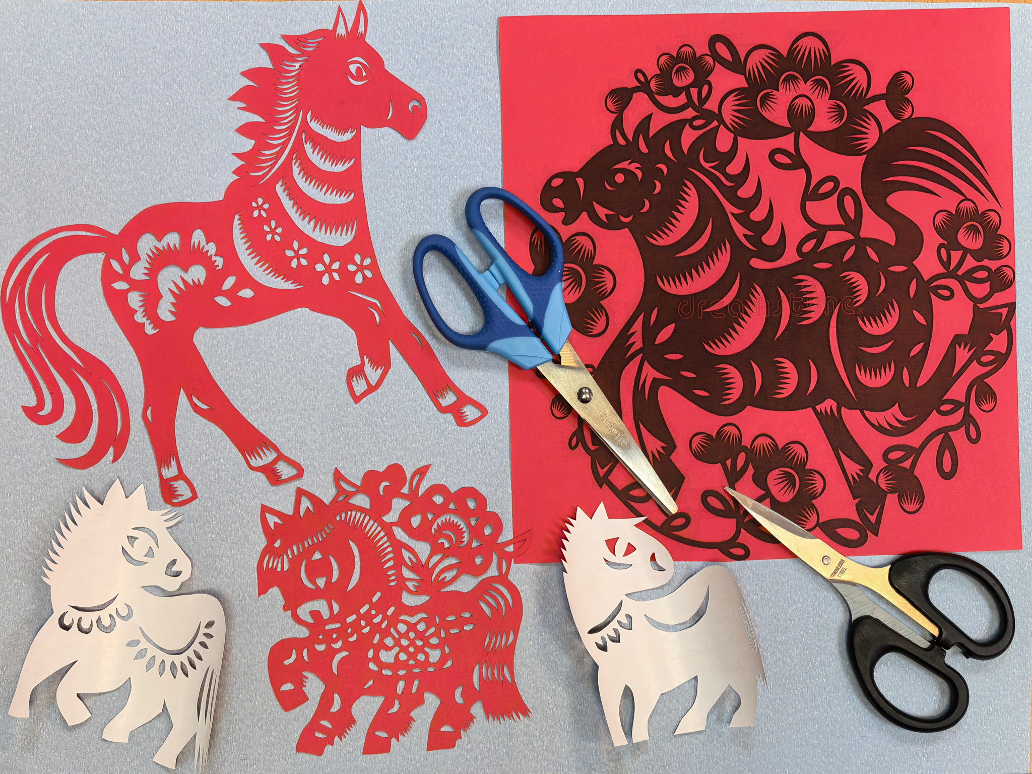 ГОД КРАСНОГО КОНЯ: вырезаем оконное украшение из бумаги