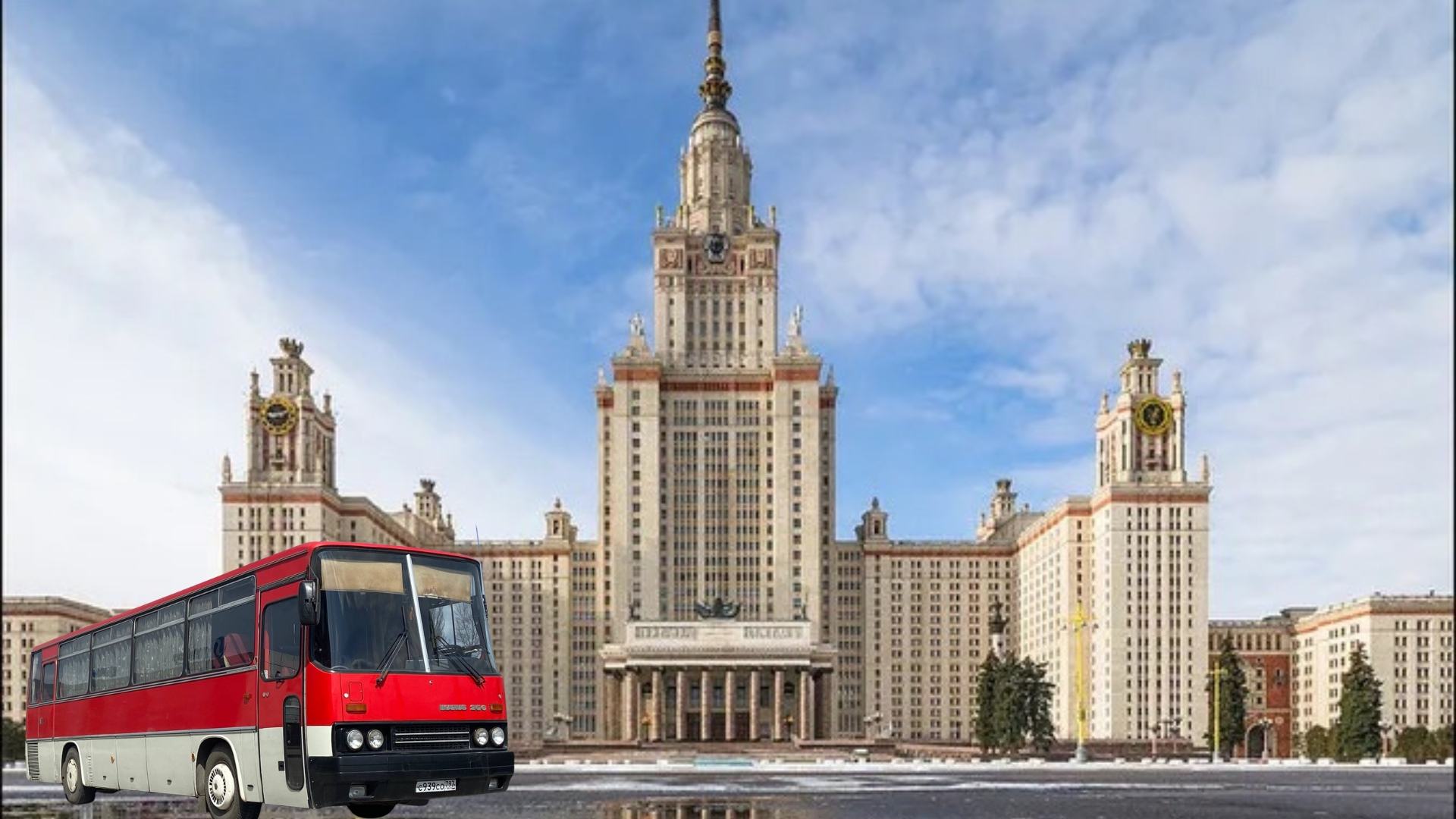 По сталинским высоткам на ретро-автобусе
