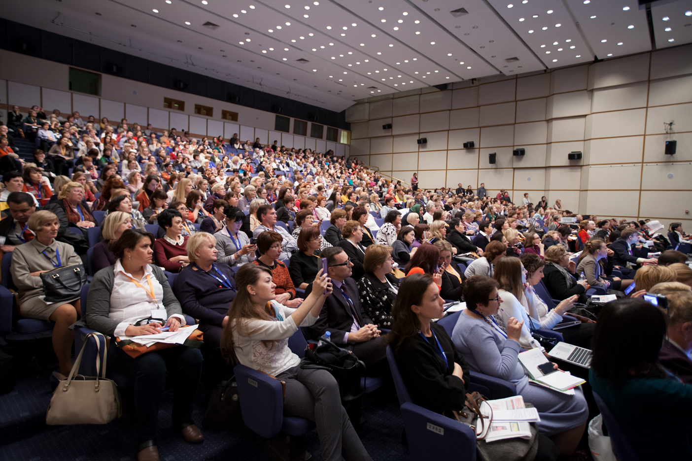 Семинар конференция научная. Люди в зале на конференции. Полный зал зрителей. Конференция зал с людьми. Аудитория для тренинга.