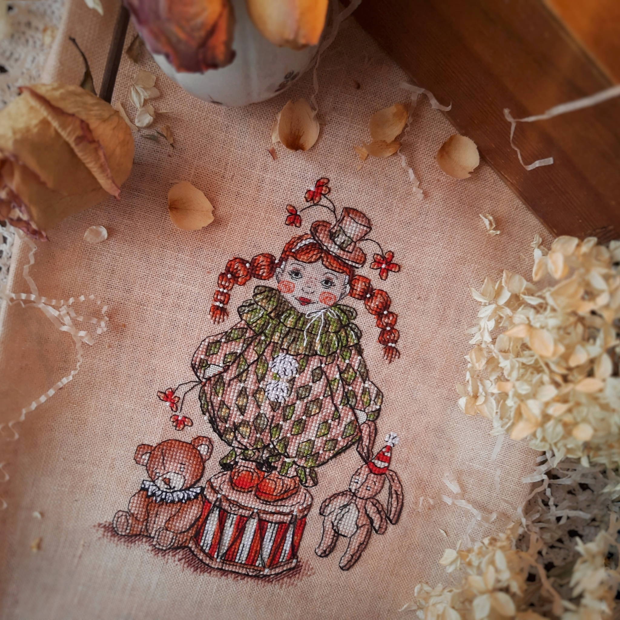 Людмила Корчина на встрече клуба «Вышиваем в Пушкинке»