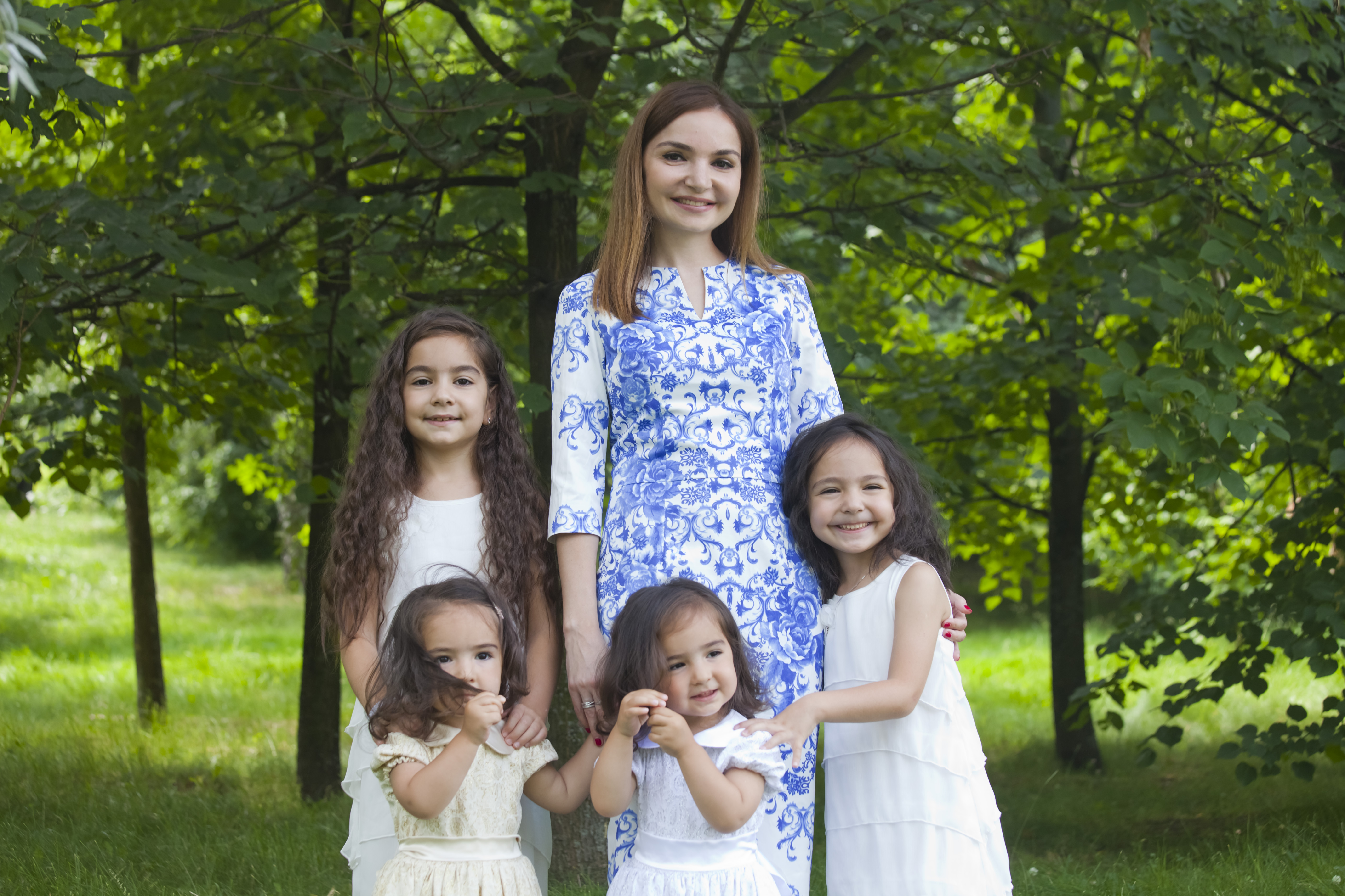 Мама 4 члена. Фотосессия с четырьмя дочками. Мама и четыре Дочки. Многодетная мама. Мама четверых дочерей.