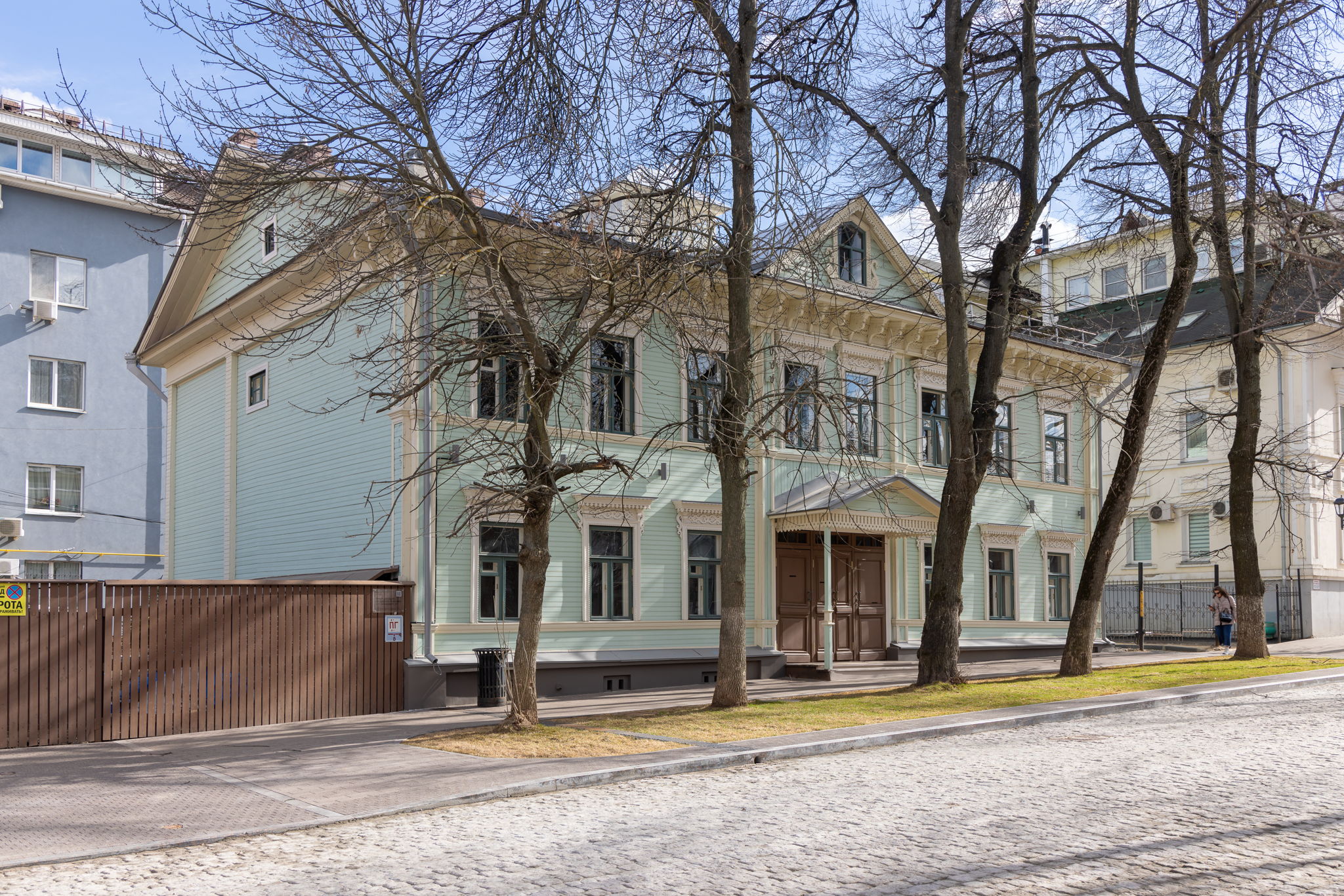 «Квартал церкви Трех Святителей в историях и фотографиях»