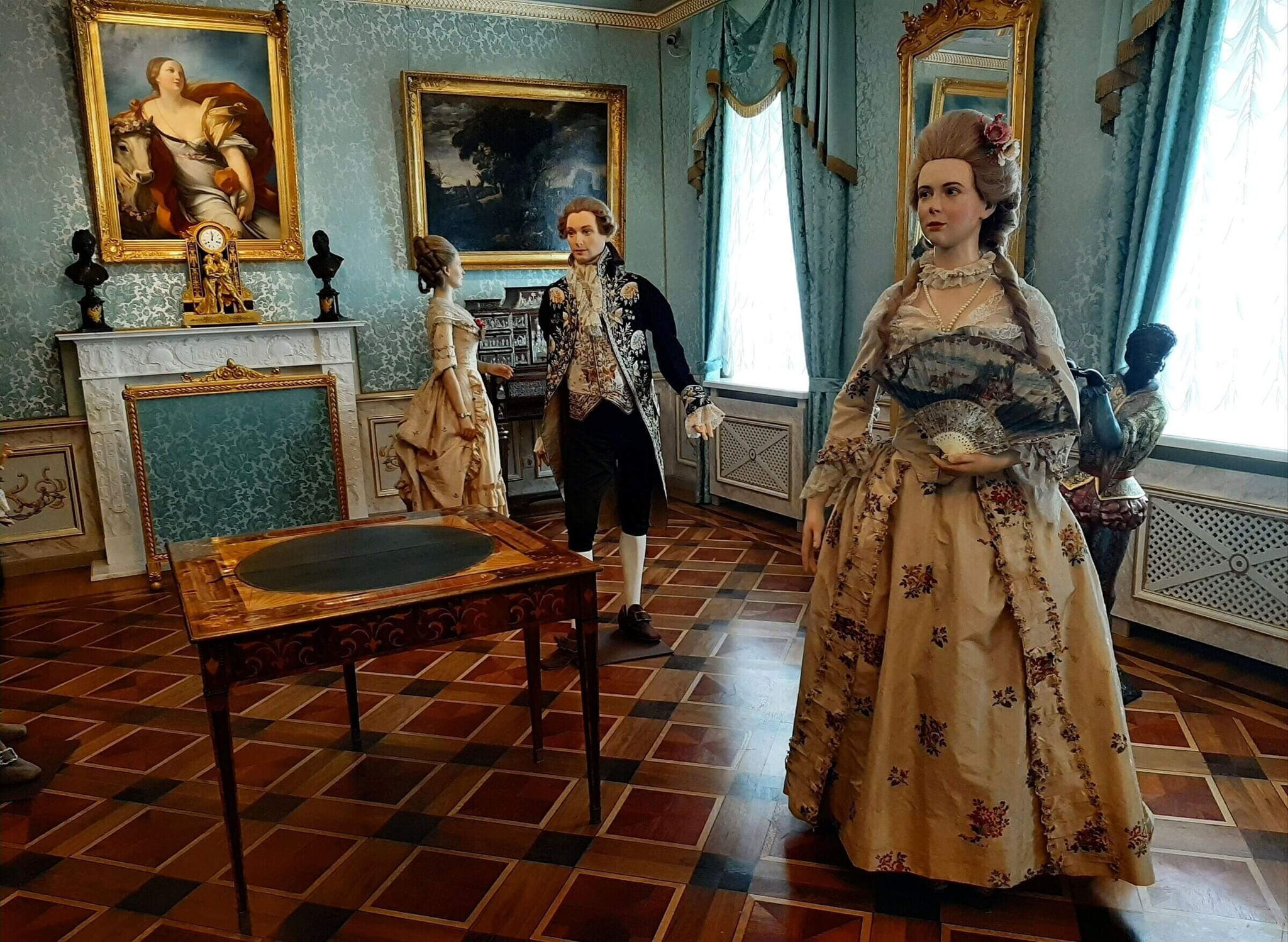 От лаптей до бальных платьев : квест для 7-9 лет по сословиям России. Гид Полина