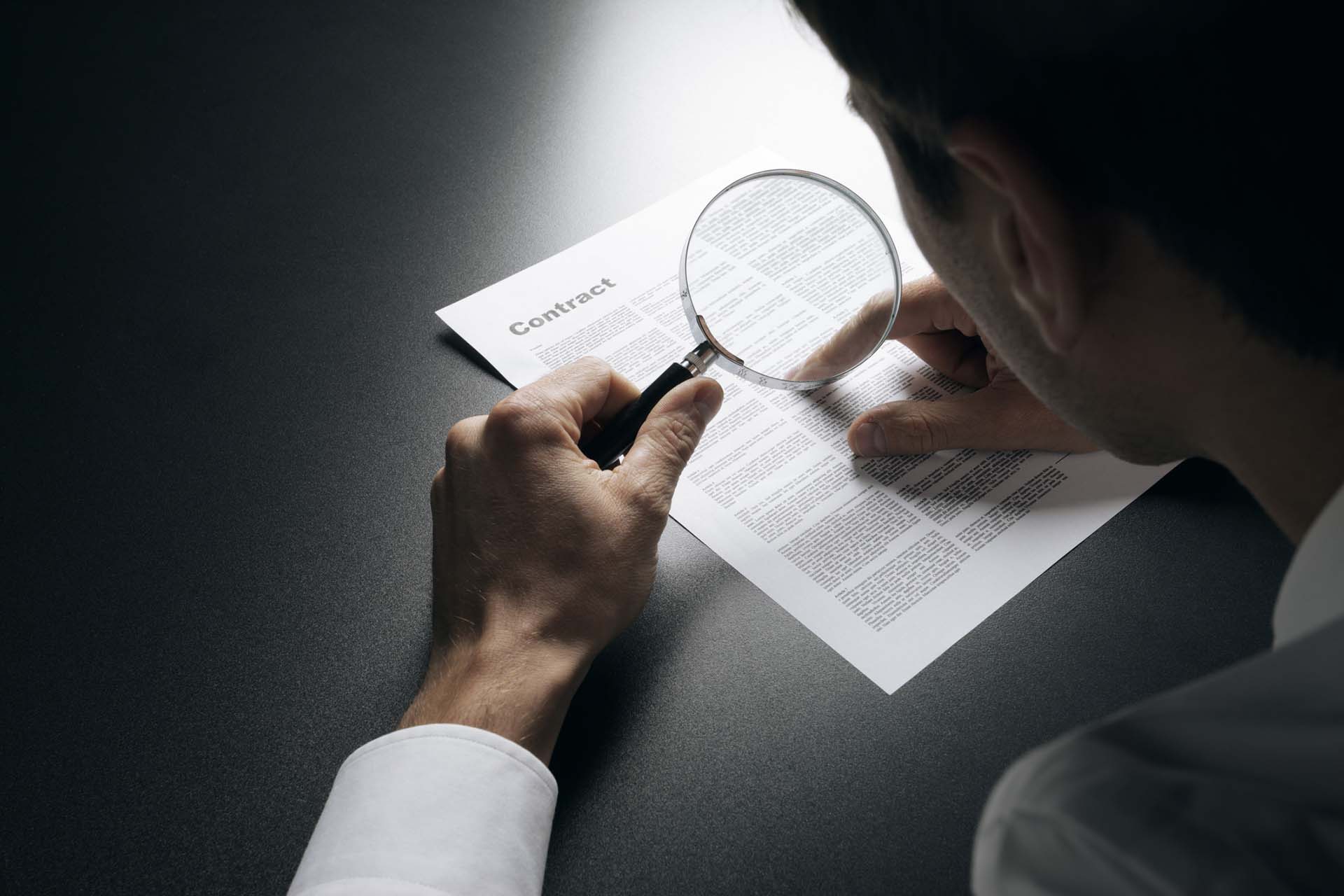 Претензия картинка. Человек читает договор. Обратная сила договора формулировка. Прочитать договор. Читает договор.