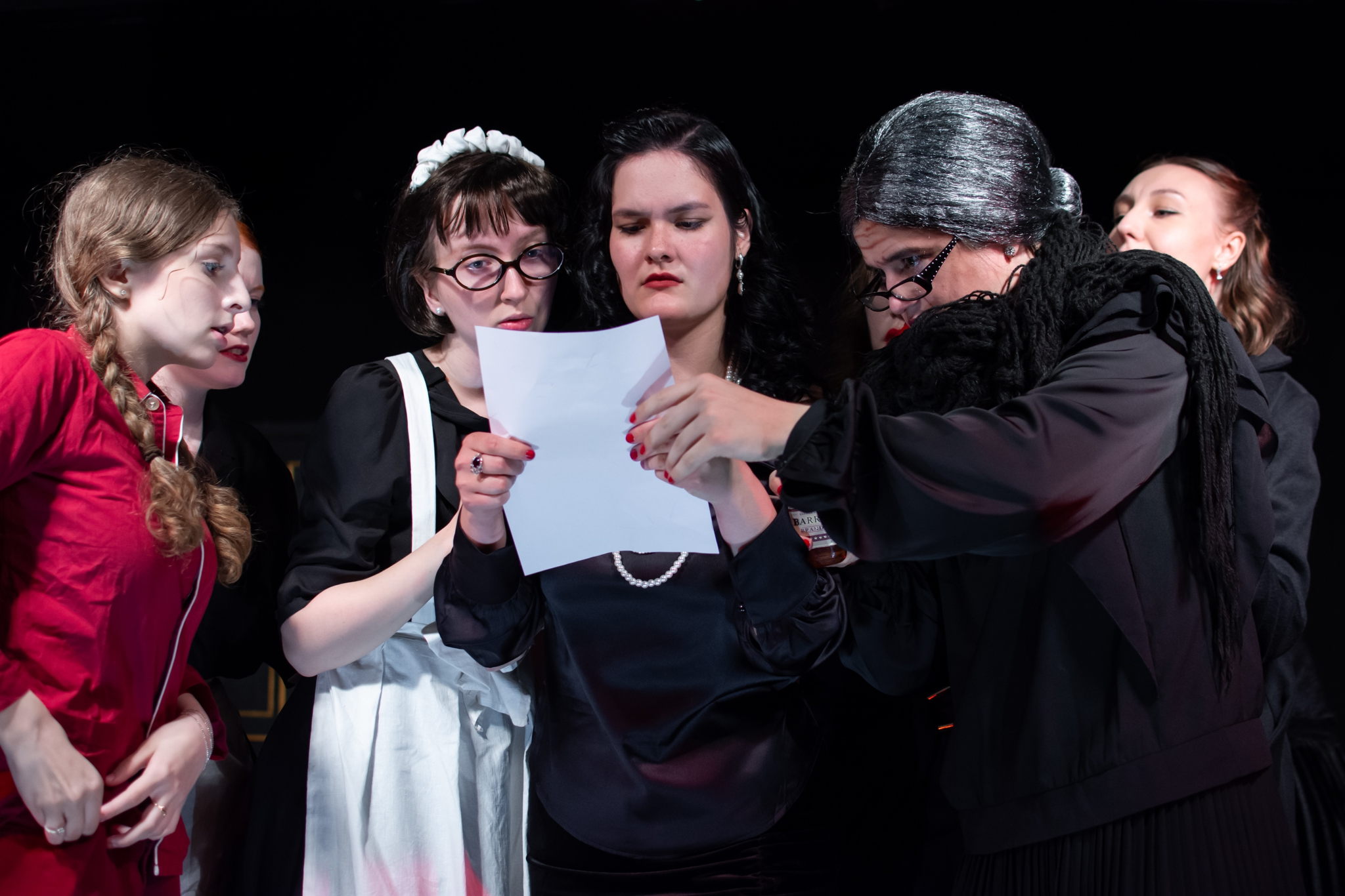 Спектакль «Восемь любящих женщин» (16+)