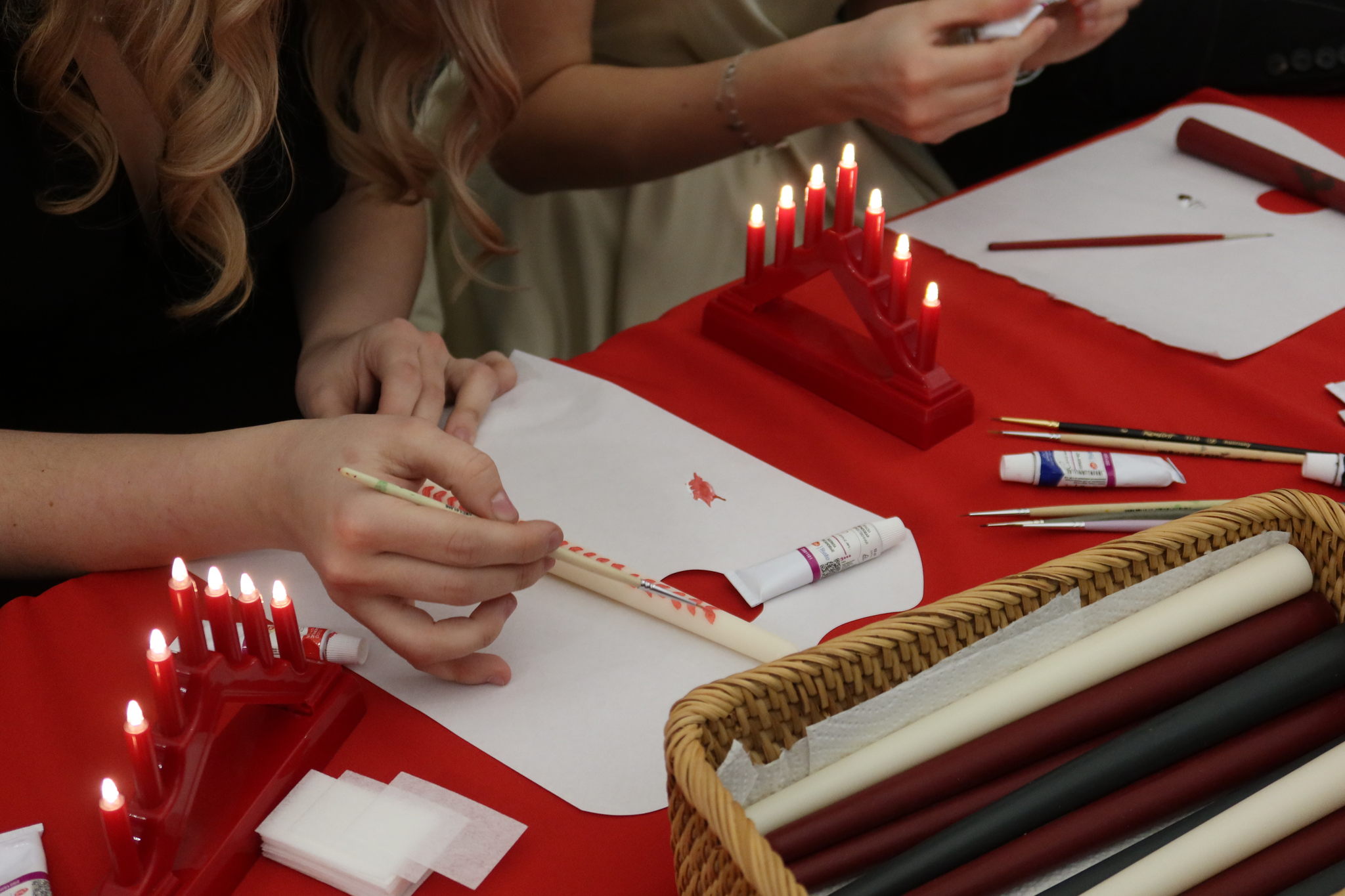 Новогодний мастер-класс по росписи свечей