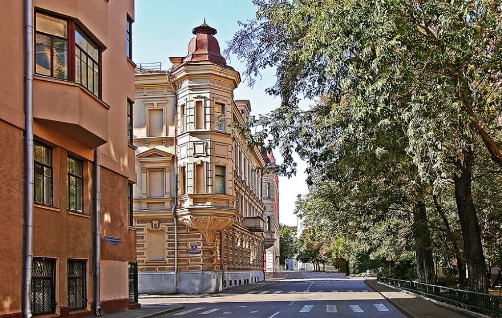«По московским изогнутым улочкам, переулкам и подворотням»