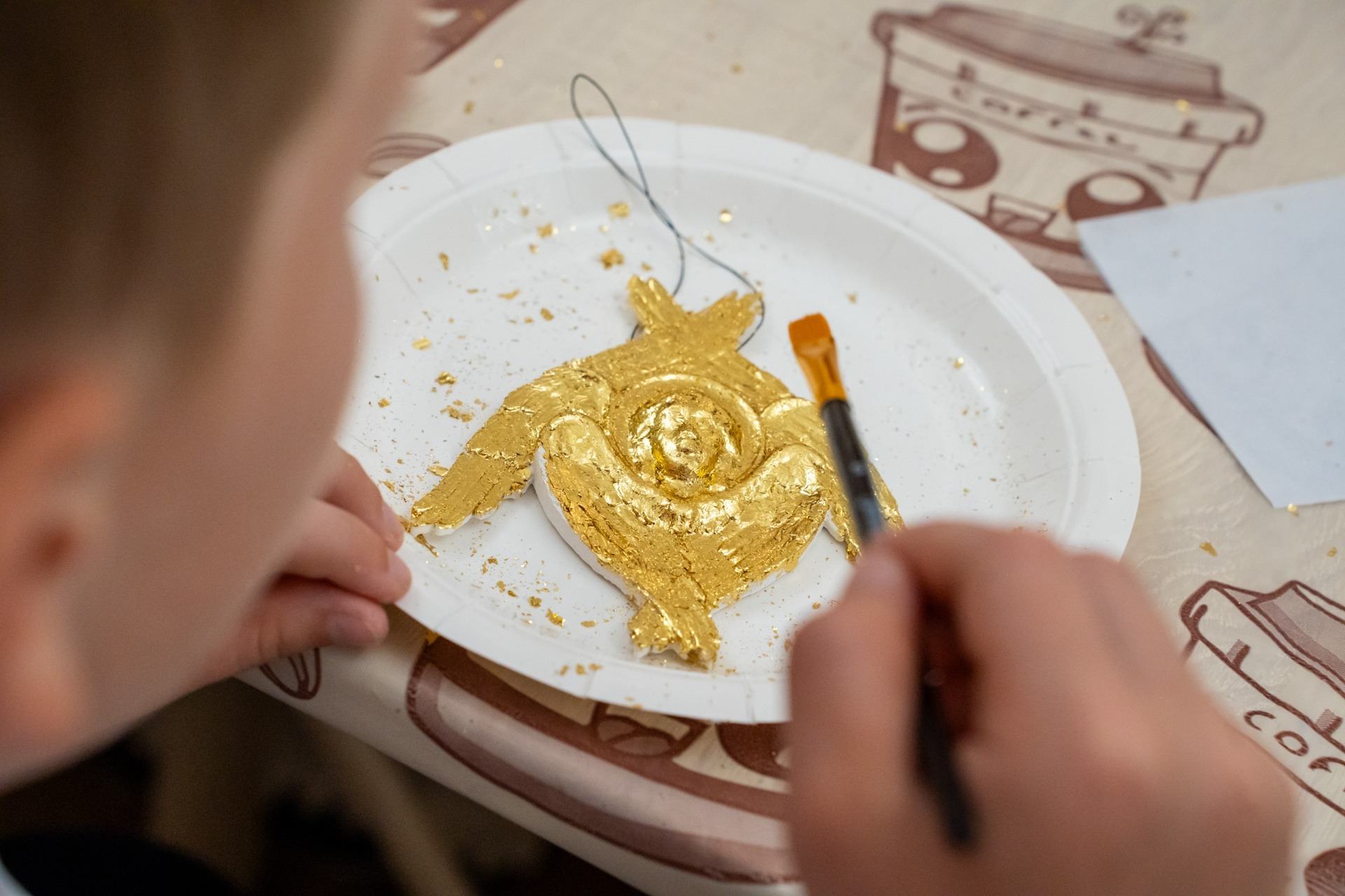 «Золочение гипсовых форм» Виктории Яковлевой