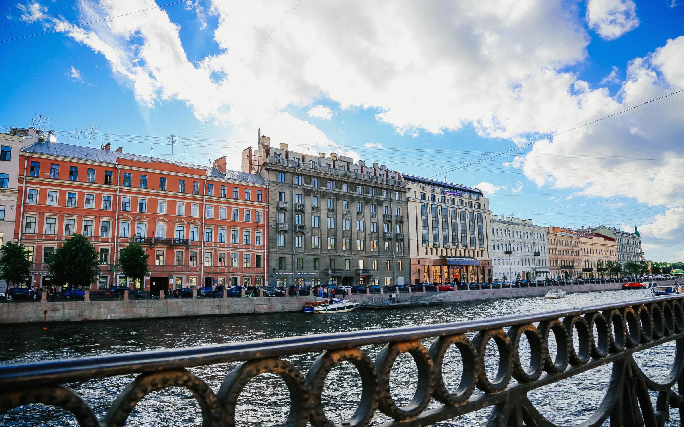 15 петербургов. Русская Христианская гуманитарная Академия Санкт-Петербург. Набережная реки Фонтанки 15. Гуманитарная Христианская Академия СПБ. Набережная реки Фонтанки 147.