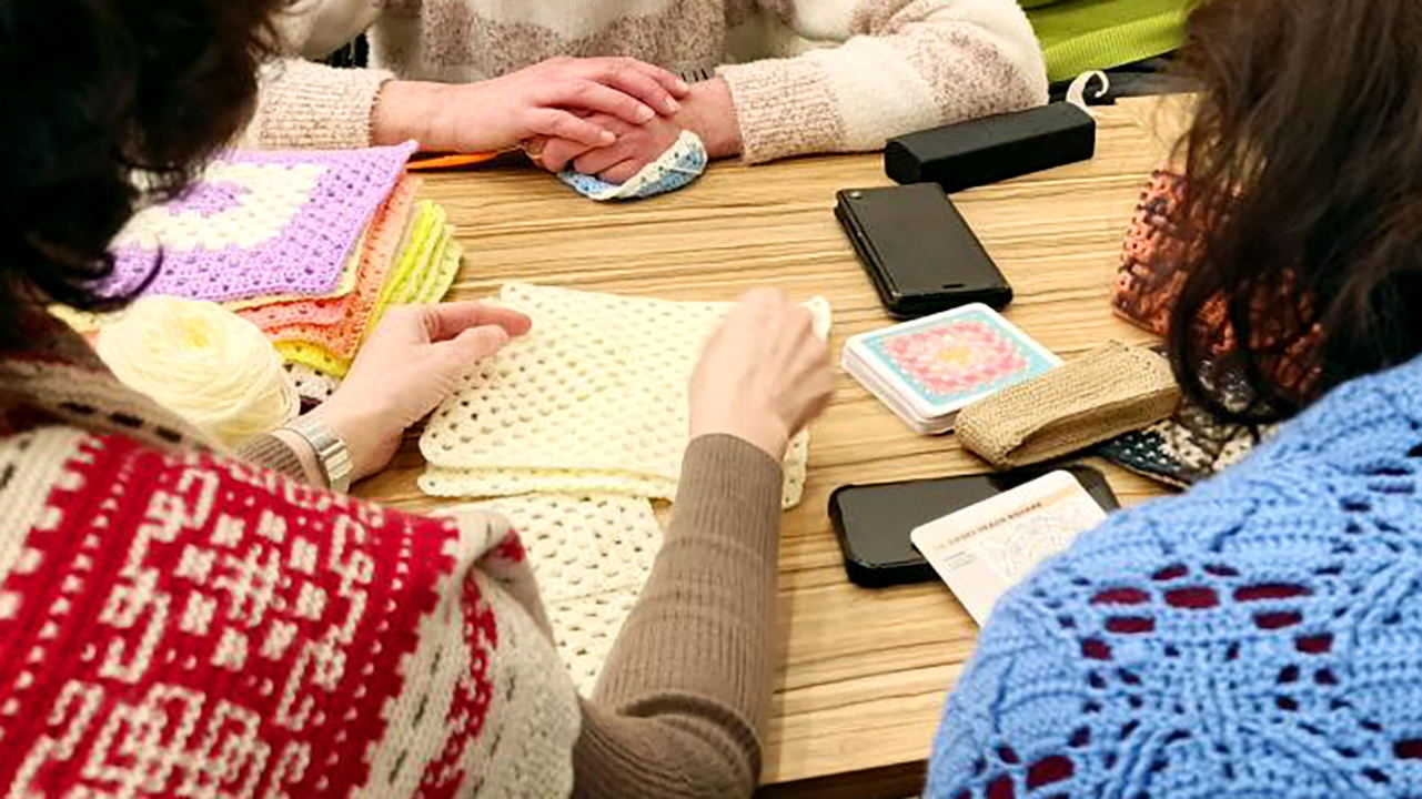 Приглашаем на Вязальные посиделки. Мы вяжем пледы из «бабушкиных квадратов», а также пледики и игрушки для котов из приюта