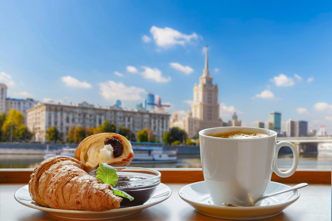 Завтраки в центре москвы. Завтрак в кафе. Завтрак с красивым видом на Кремль. Шикарные Завтраки Москва. Завтрак на улице.