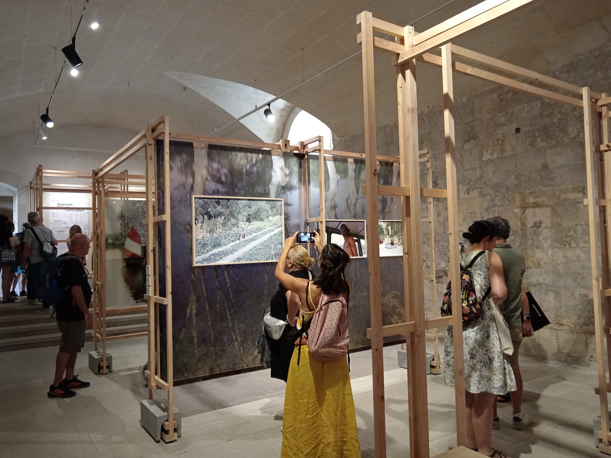 Где можно увидеть фотовыставки в супермаркете или соборе? Фестиваль фотографии «Встречи в Арле» 2025