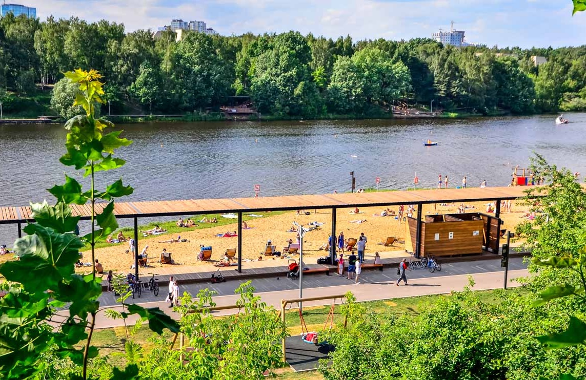 Пляж левобережный ховрино. Москва река парк горького. Левый берег химки. Сад созданный тавниковым на берегу москвы реки. Берег в москве это.