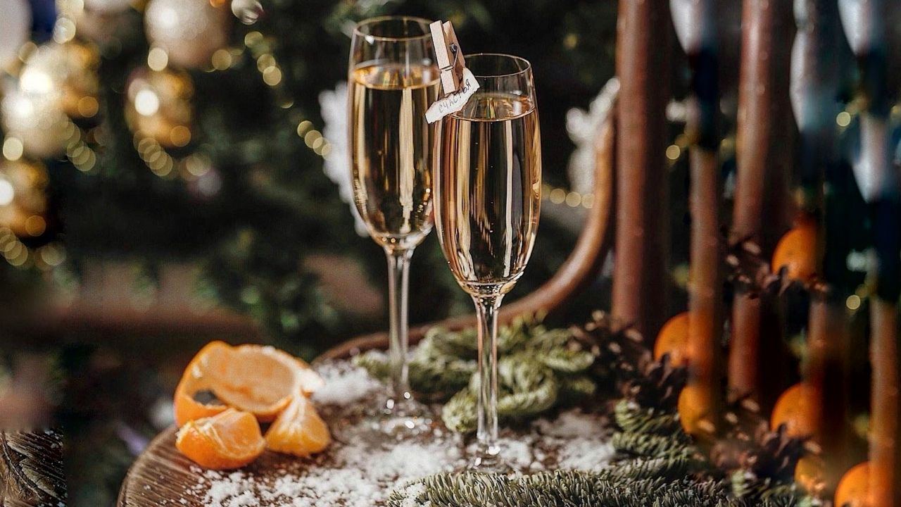 Магия предновогоднего творчества: хвойный декор и игристые вина