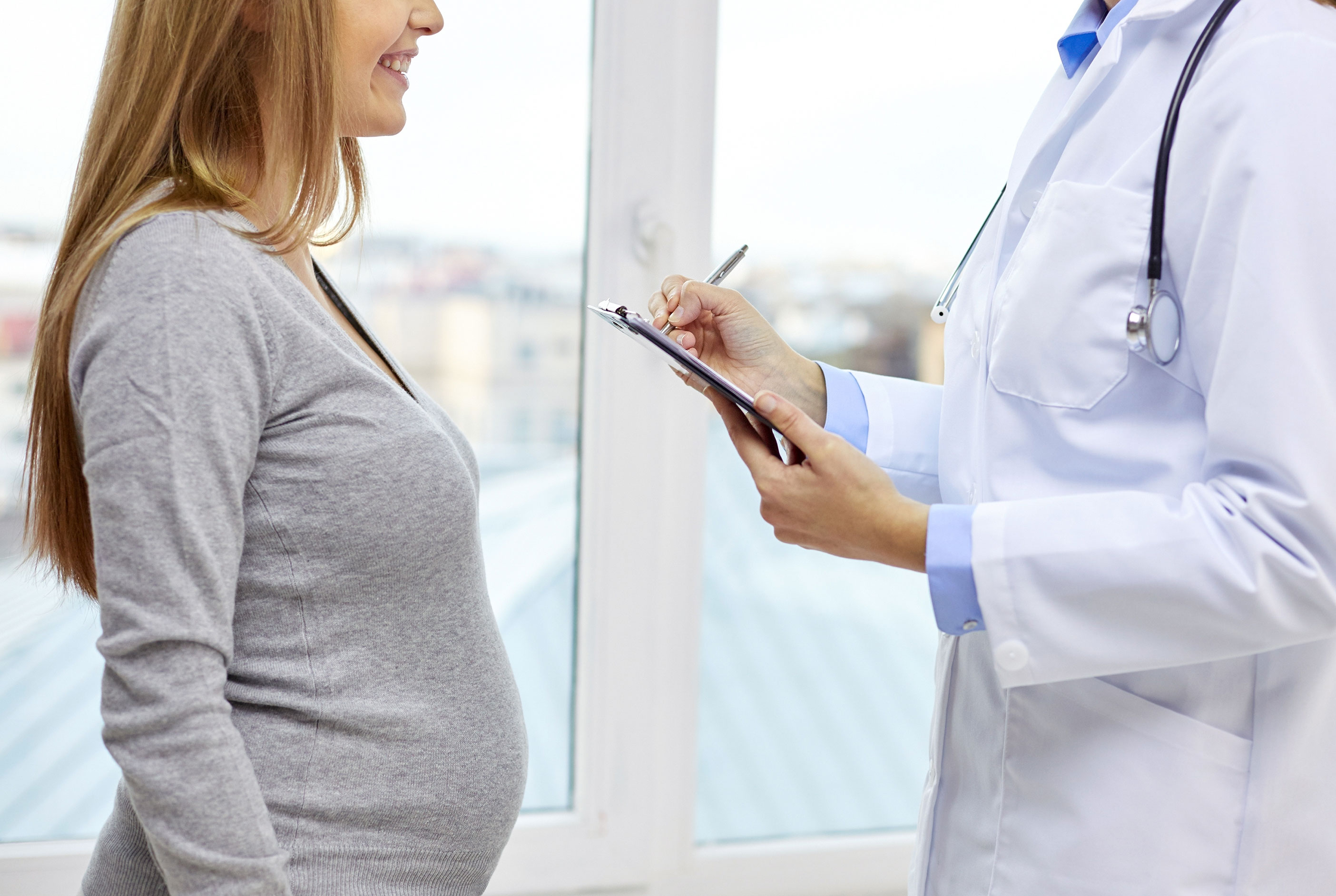 Посещение врача беременной. Консультация беременной.