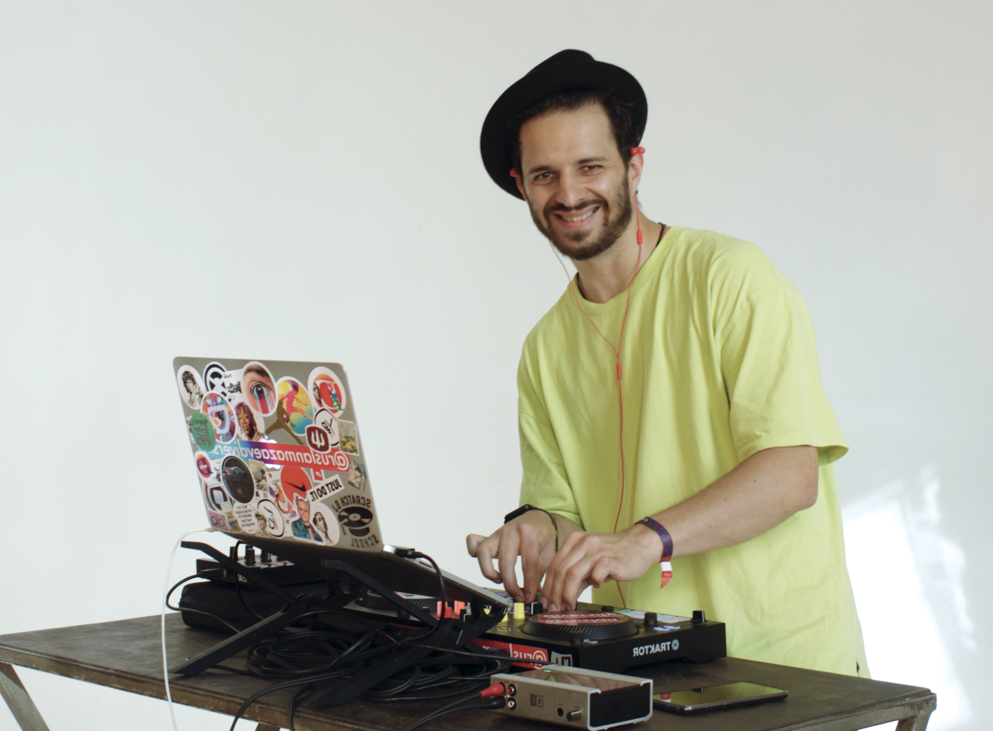 Музычка. Практика дж. Школа диджеев. Dj за пультом. Radio record студия.