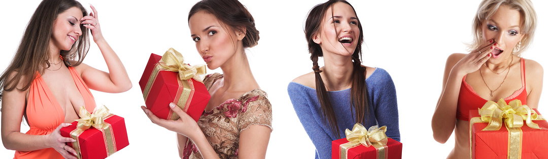 женщина принимает подарок. человек с подарком. женщина подарок что это значит. дарим подарки. подарок женщине.