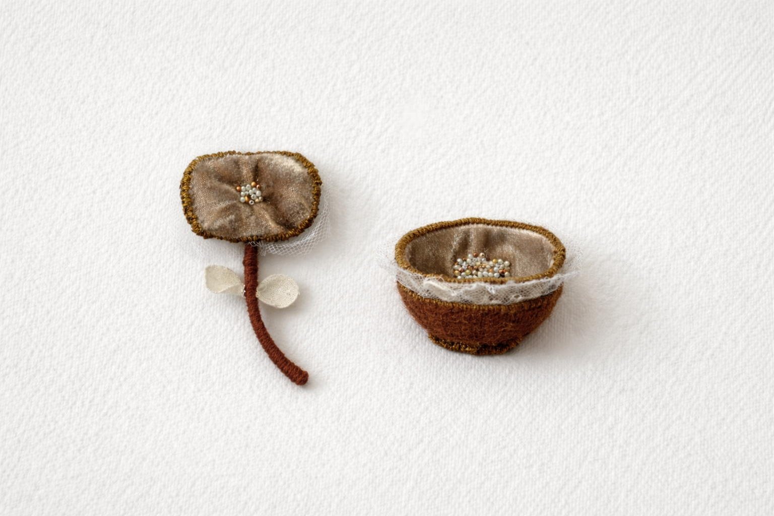 Шьем текстильную брошь в форме цветка, сочетая разные фактуры, ткани и декор 8+