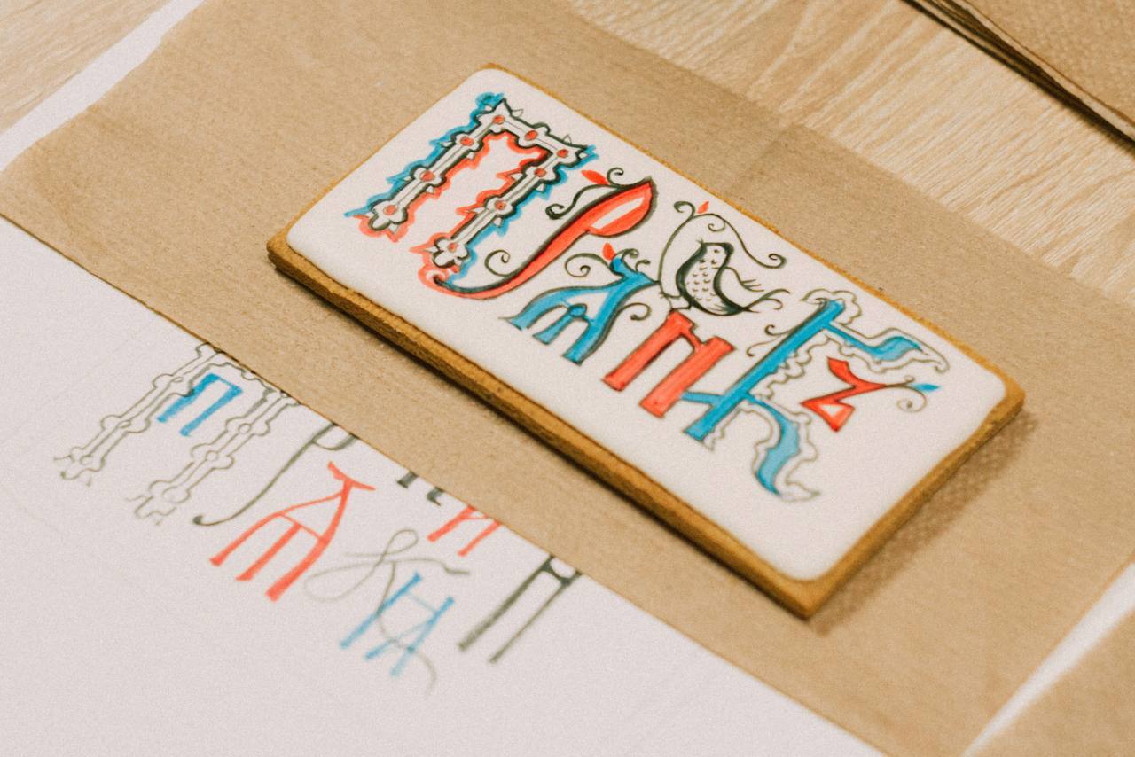 Пряничный мастер-класс «Каллиграфия в русском стиле для пряничных мастеров» на X Международном Фестивале пряничного искусства «Мир пряника». Ведущая: Запальская Мария