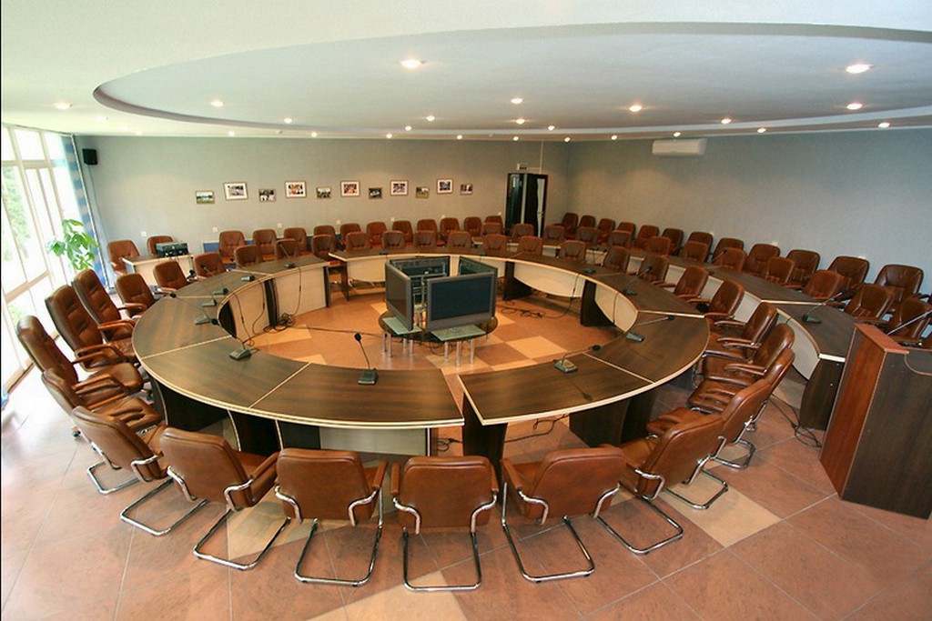 Заседания и т д. Конгресс Холл круглый стол. Конференц зал. Конференц зал круглый. Столы для конференц залов.