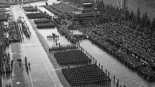 Лекция «Эстетика триумфа: победные манифестации 1945 года на службе дипломатии»