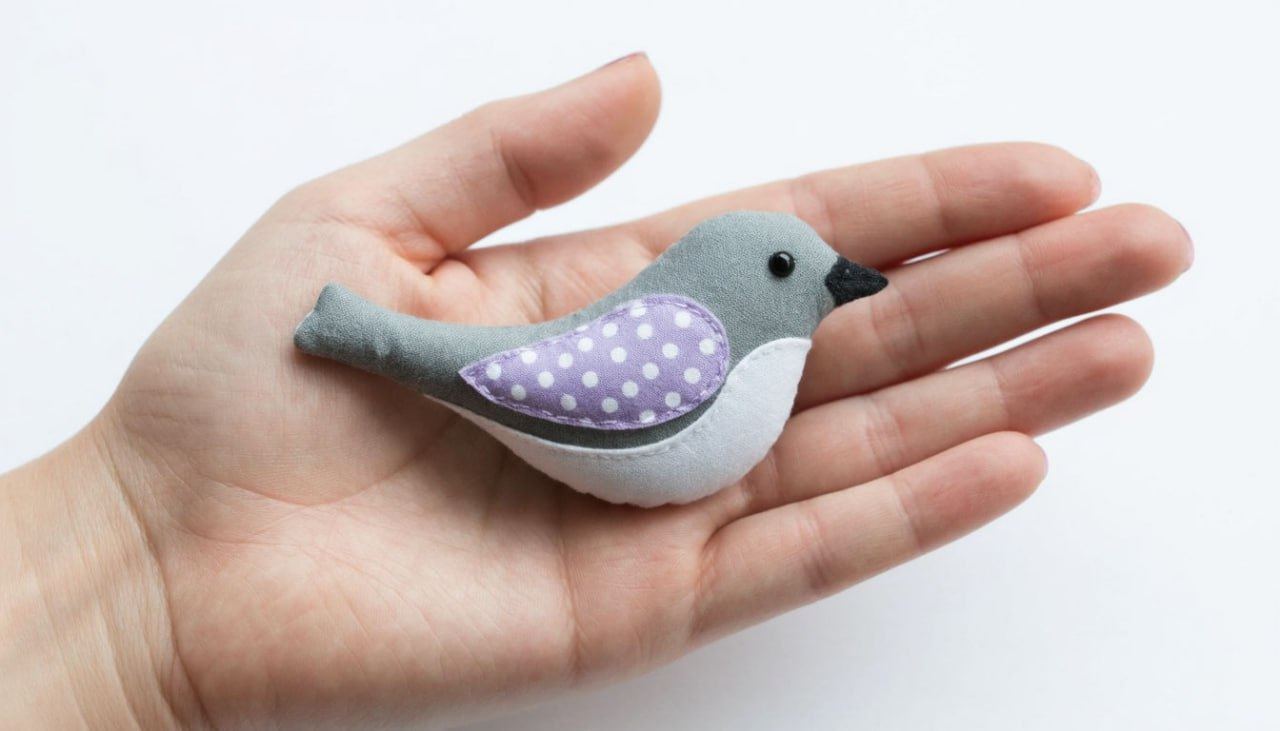 Шьем текстильную брошь в форме птицы, сочетая разные фактуры, ткани и декор 8+