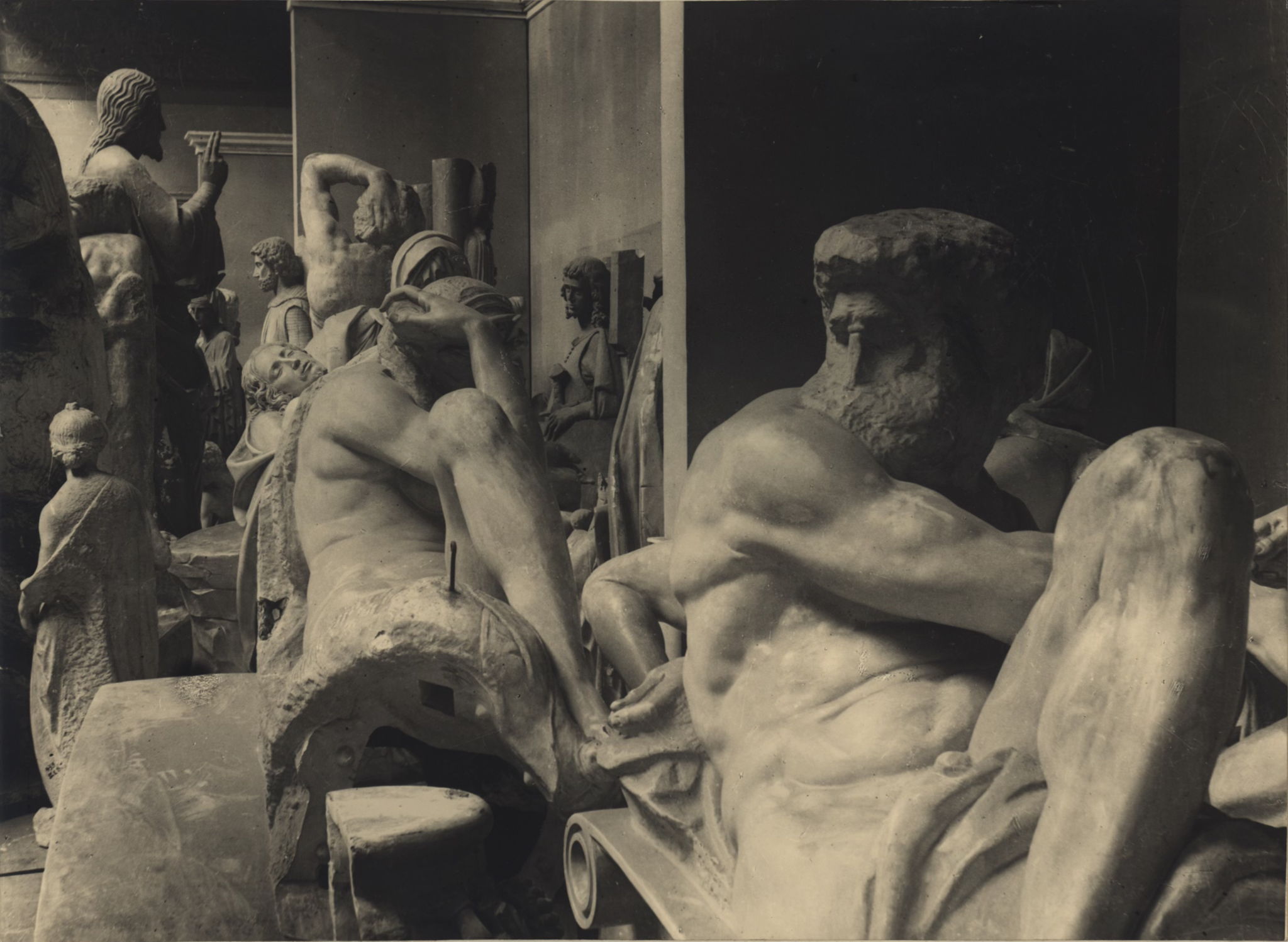 Лекция Натальи Александровой «Серия фотографий Николая Ивановича Свищова-Паолы. Государственный музей изобразительных искусств имени А.С. Пушкина в годы Великой Отечественной войны»