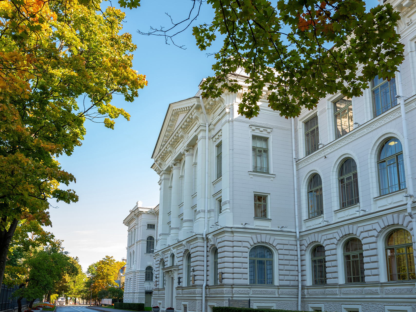 Открытый лекторий «За границами школьного курса физики». Раздел «Колебания и волны»